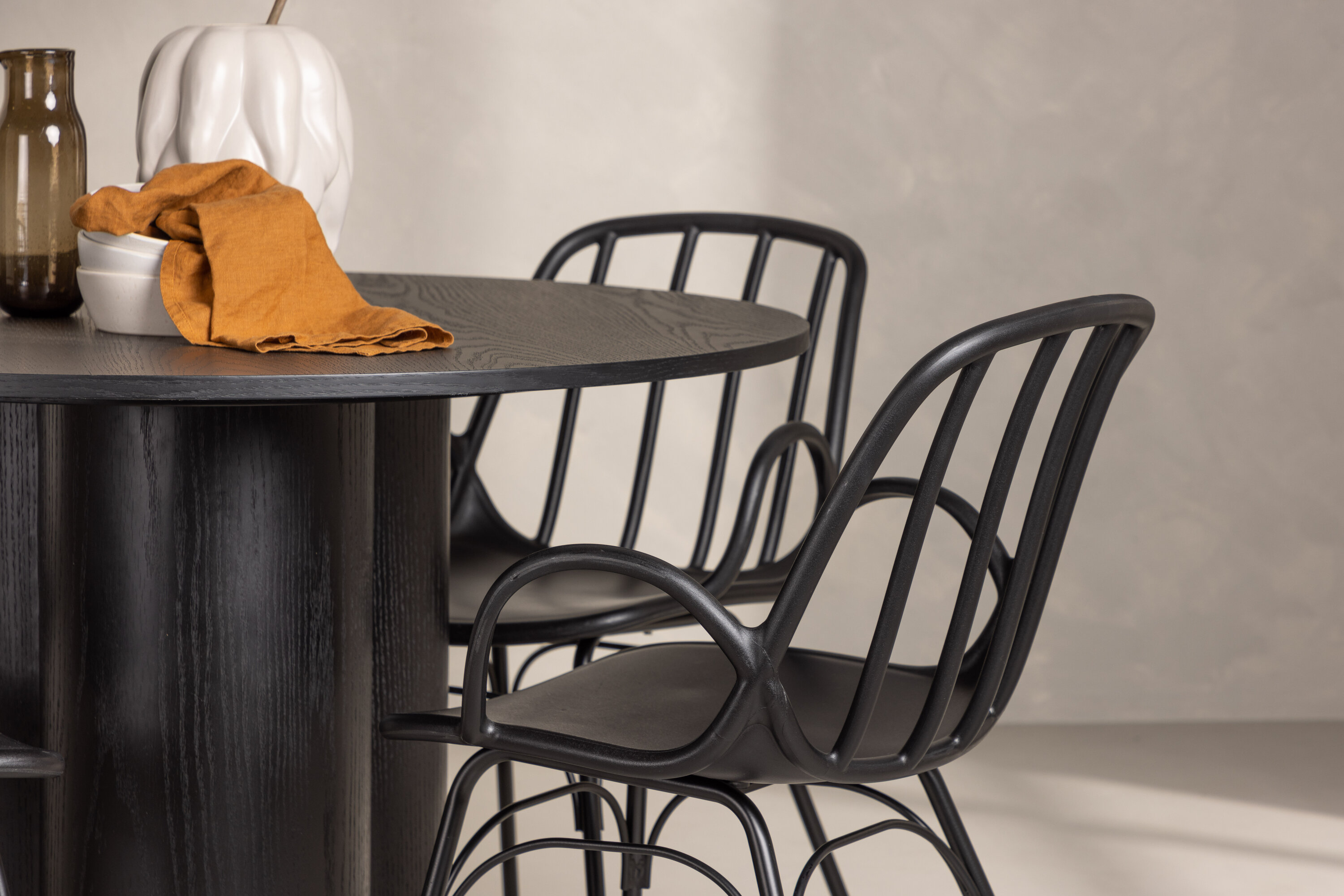 Olivia, Dyrön ensemble repas rond noir 110 x 110 cm en situation dans une pièce décorée