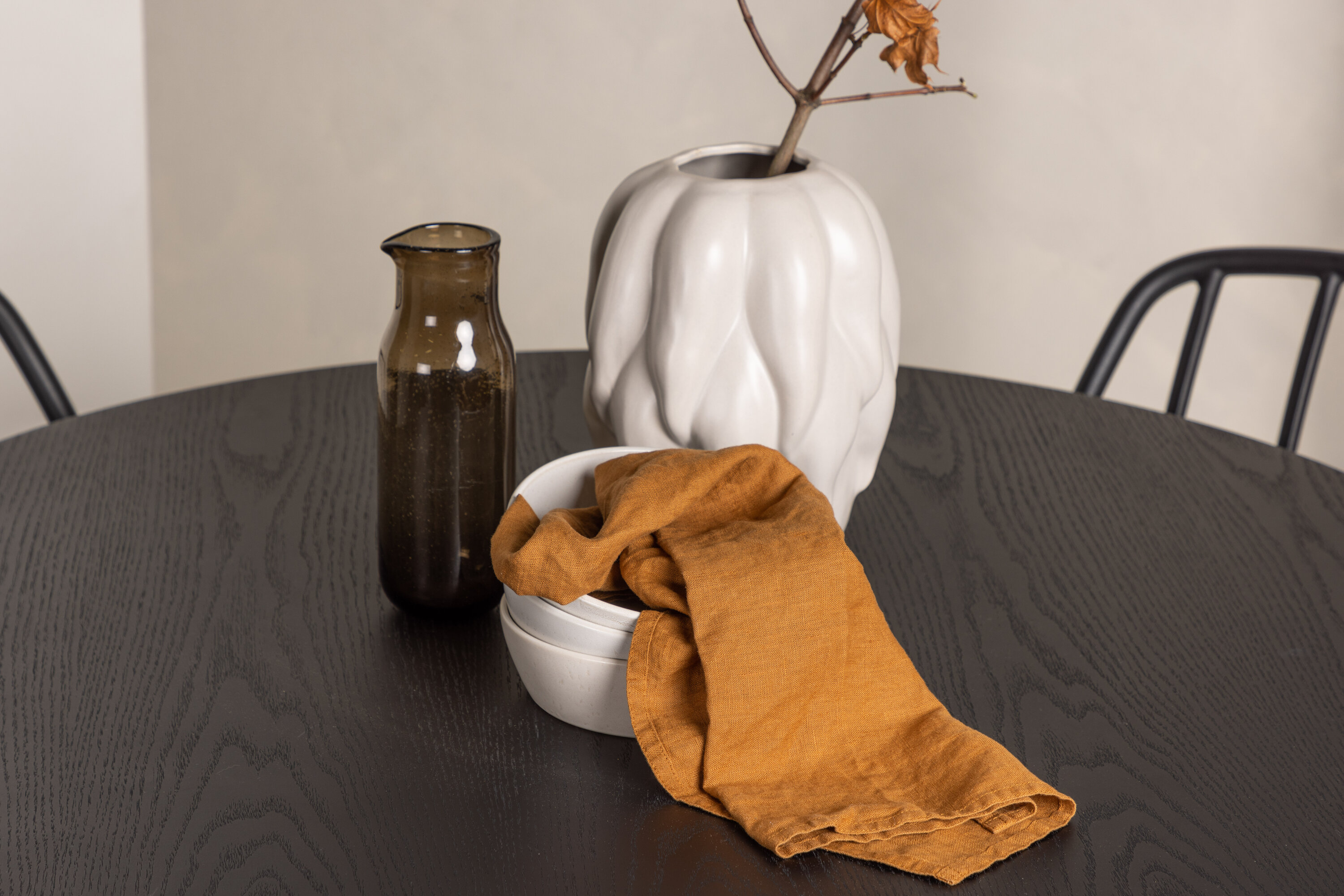 Olivia, Dyrön ensemble repas rond noir 110 x 110 cm en situation dans une pièce décorée