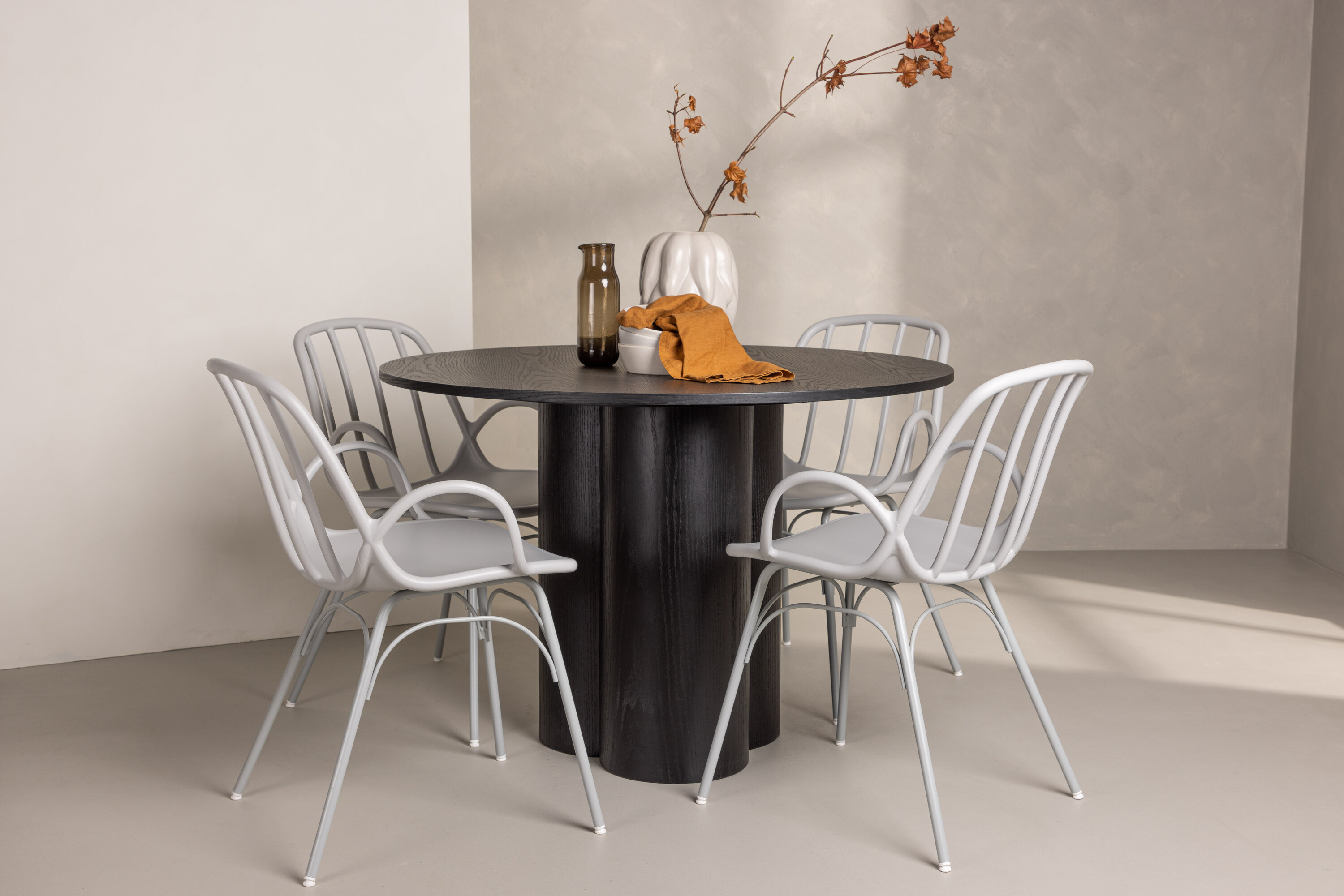 Olivia, Dyrön ensemble repas rond noir, grège, gris clair 110 x 110 cm en situation dans une pièce décorée