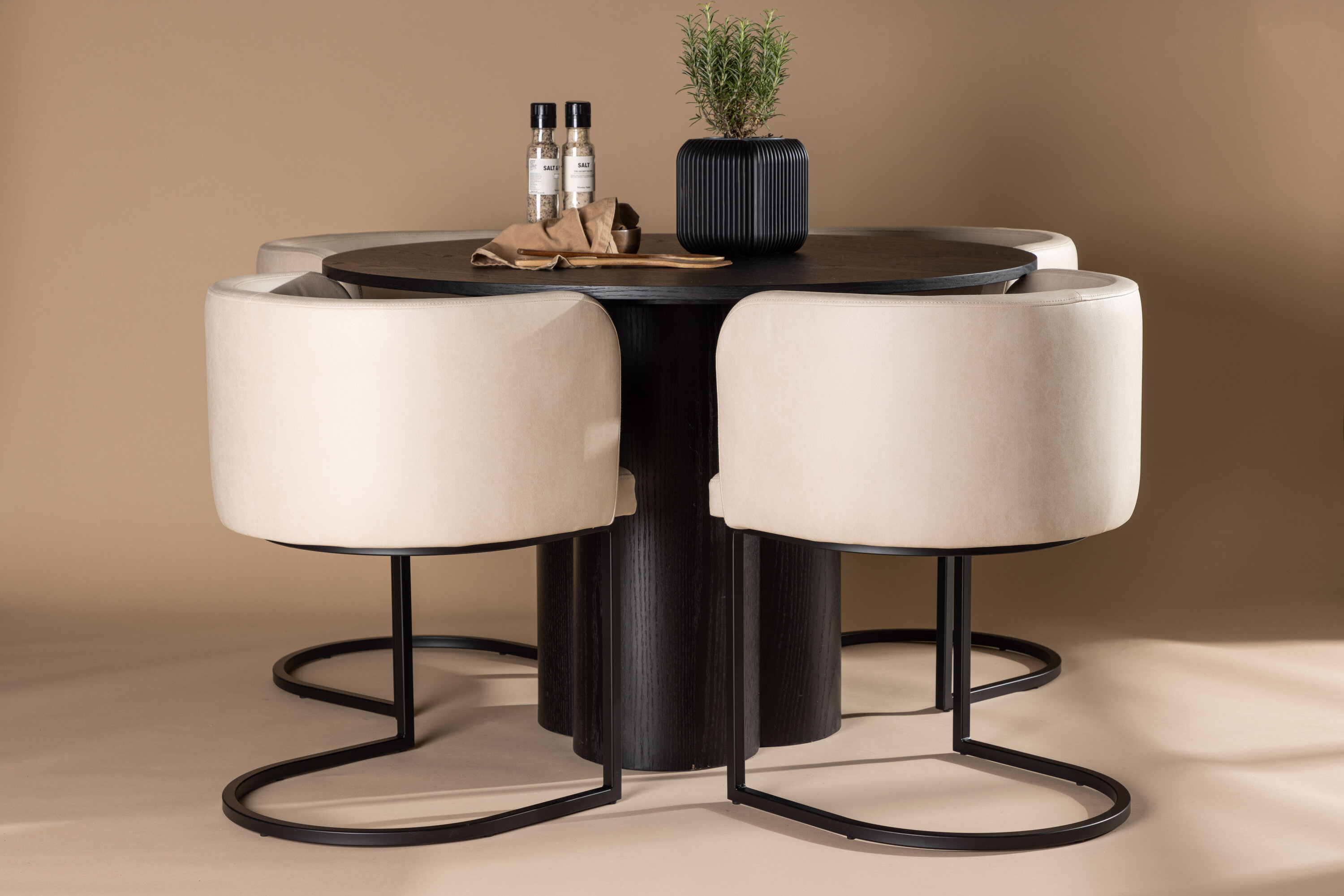 Olivia, Simrishamn ensemble repas rond noir, beige Table : ⌀110 Chaise : 60 x 75 x 51 cm en situation dans une pièce décorée