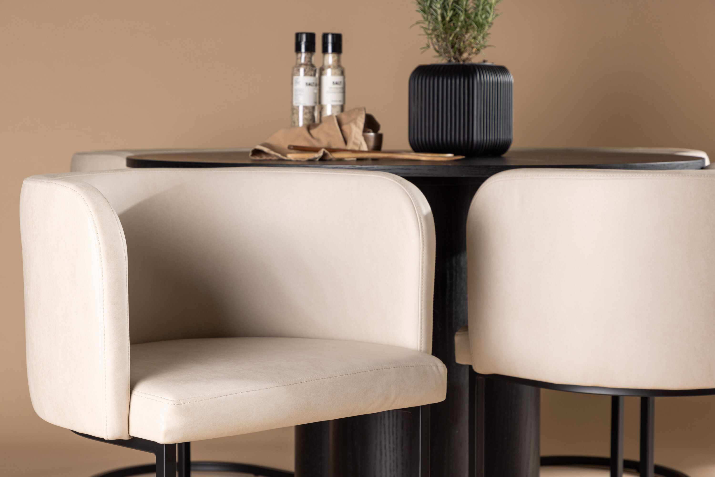 Olivia, Simrishamn ensemble repas rond noir, beige Table : ⌀110 Chaise : 60 x 75 x 51 cm en situation dans une pièce décorée