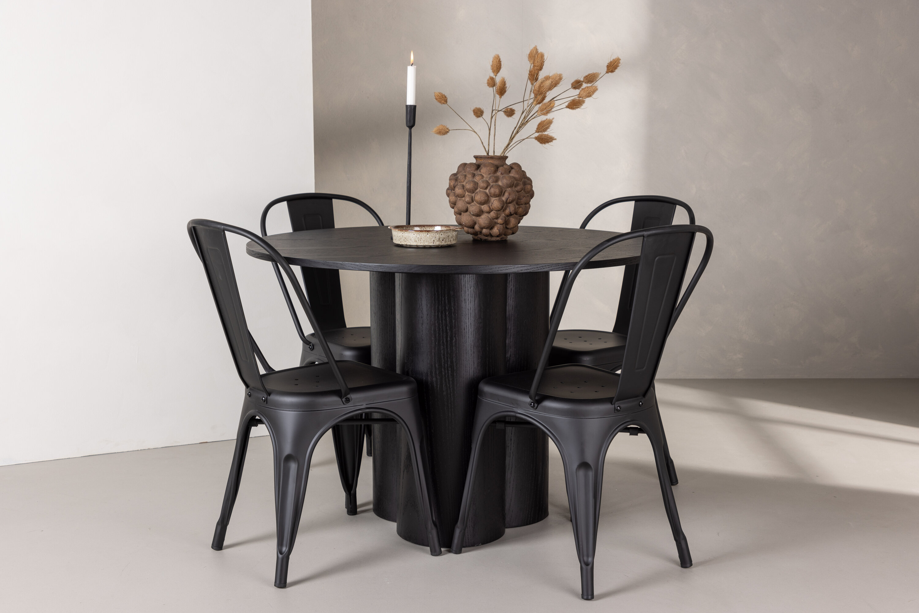 Olivia, Tempe ensemble repas rond noir Table : ⌀110 Chaise : 53 x 85 x 45 cm en situation dans une pièce décorée