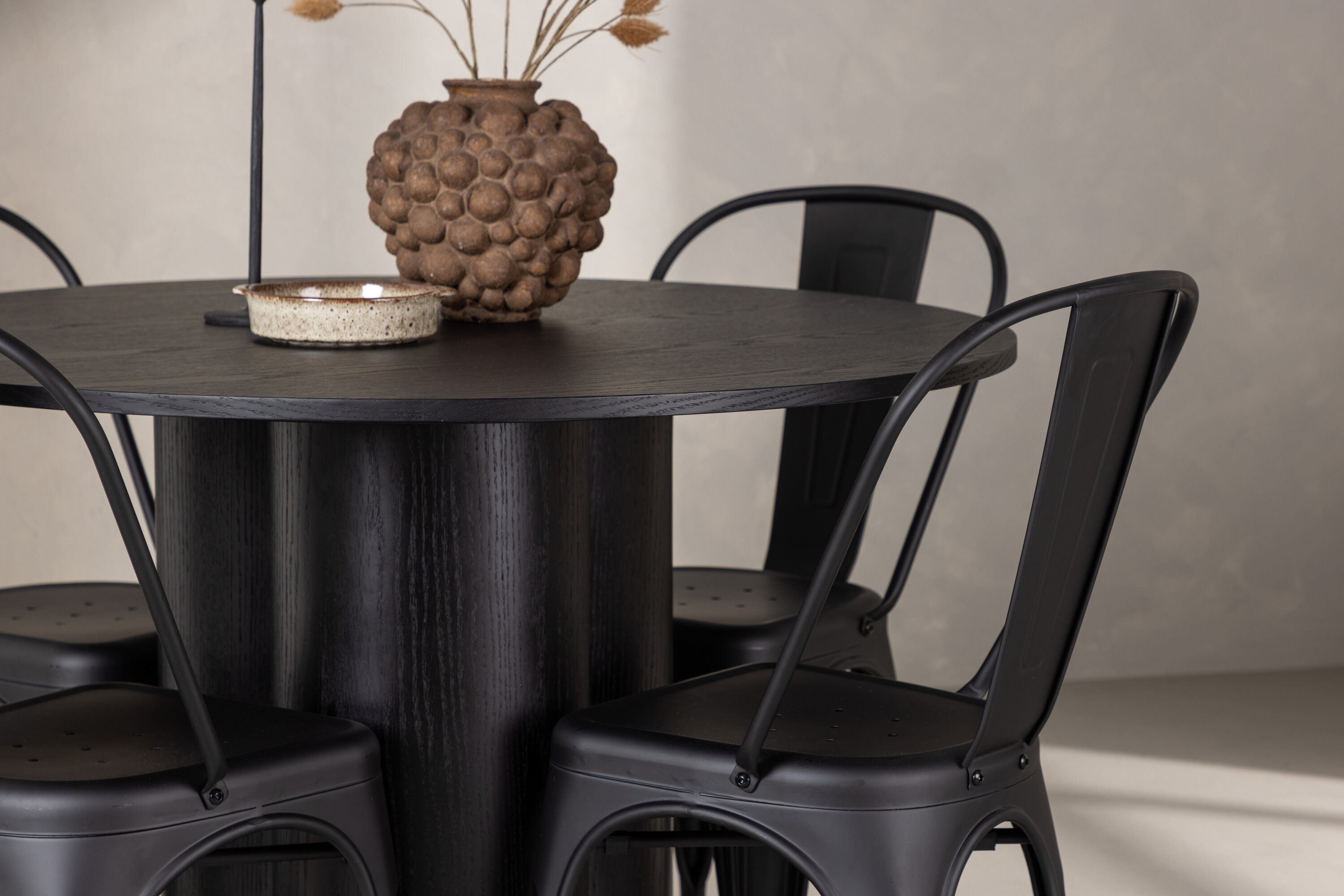 Olivia, Tempe ensemble repas rond noir Table : ⌀110 Chaise : 53 x 85 x 45 cm en situation dans une pièce décorée