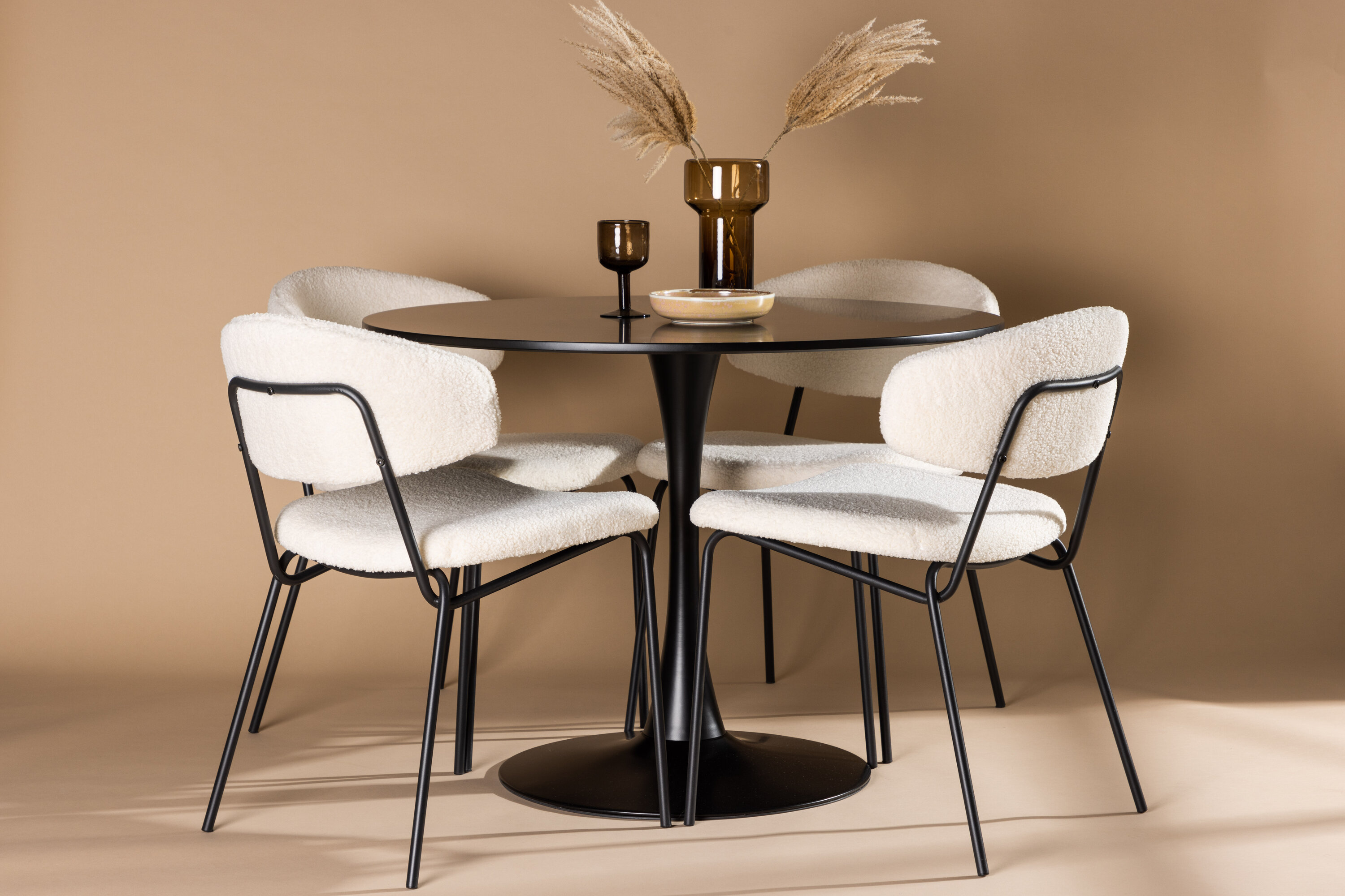 Glade, Chico ensemble repas rond noir, blanc Table : ⌀100 Chaise : 57 x 79 x 50 cm en situation dans une pièce décorée