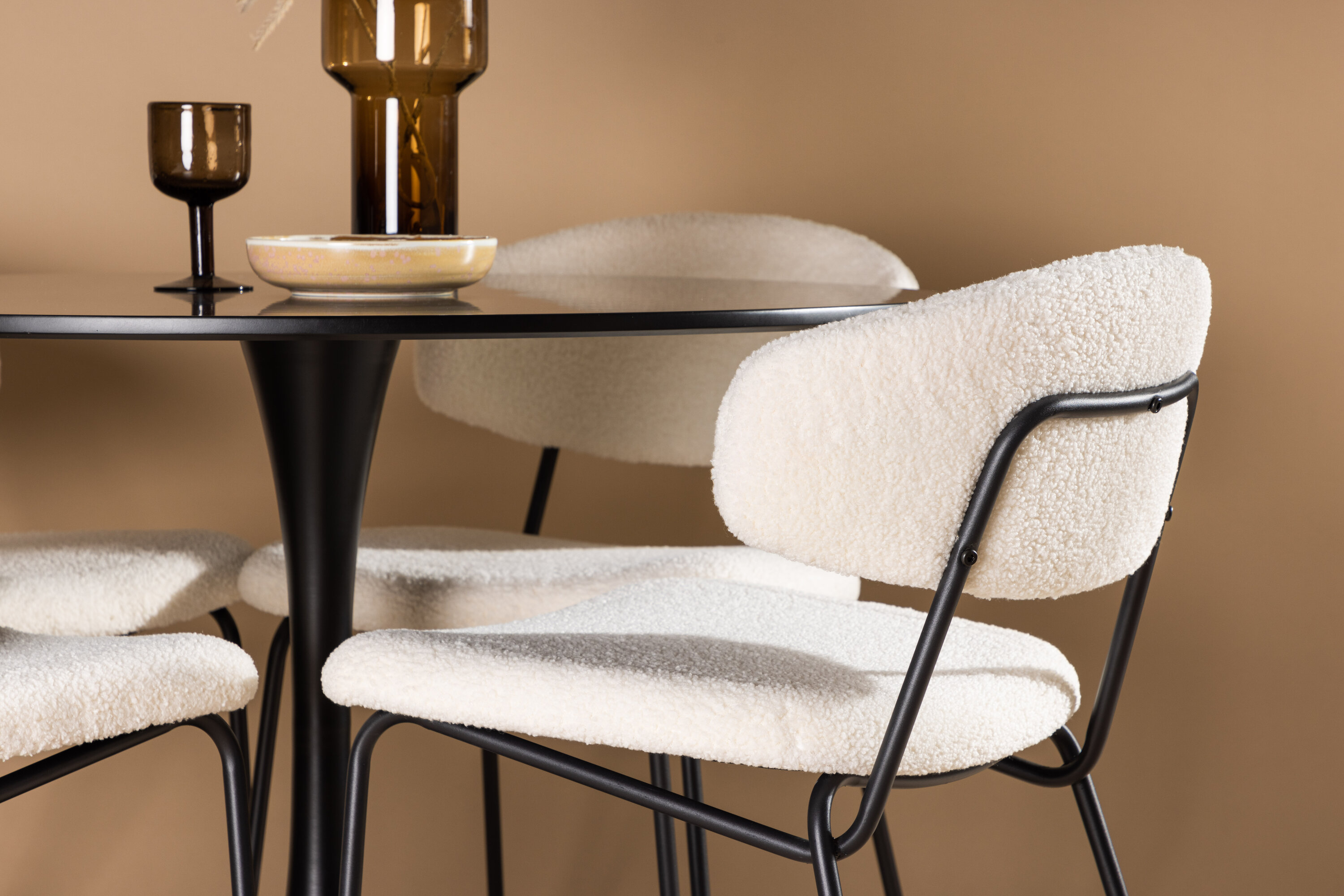 Glade, Chico ensemble repas rond noir, blanc Table : ⌀100 Chaise : 57 x 79 x 50 cm en situation dans une pièce décorée