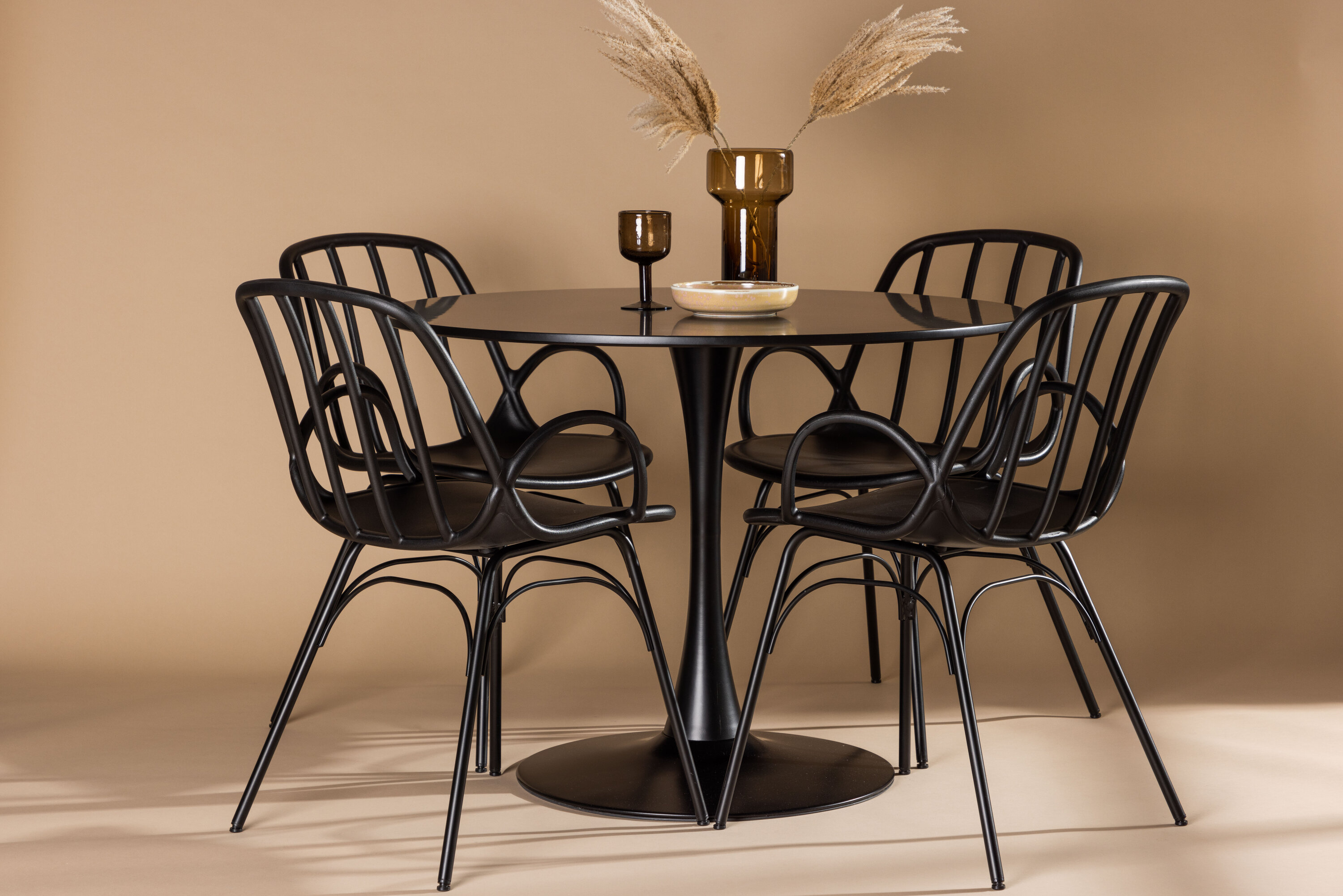 Glade, Dyrön ensemble repas rond noir 100 x 100 cm en situation dans une pièce décorée