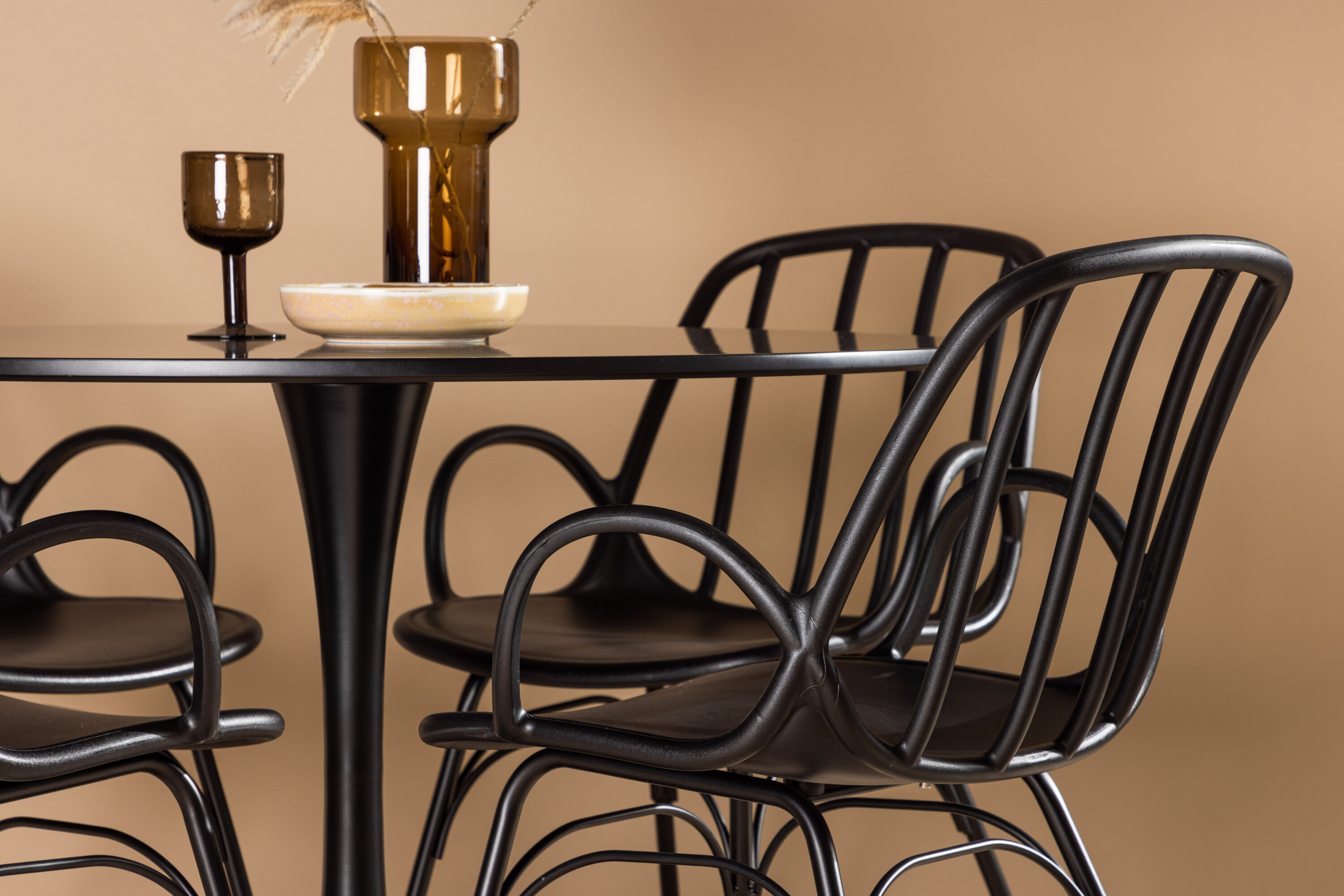 Glade, Dyrön ensemble repas rond noir 100 x 100 cm en situation dans une pièce décorée