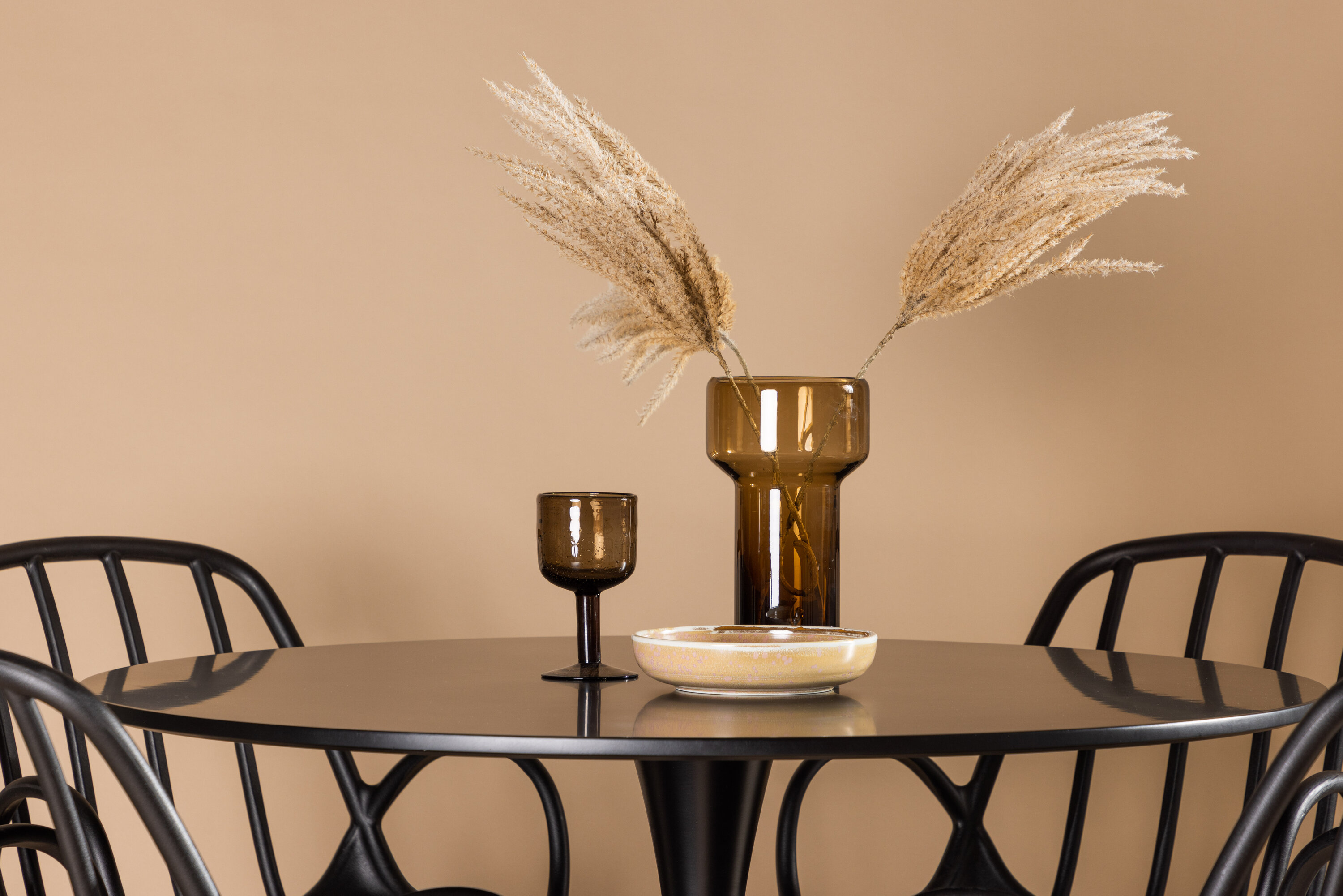 Glade, Dyrön ensemble repas rond noir 100 x 100 cm en situation dans une pièce décorée