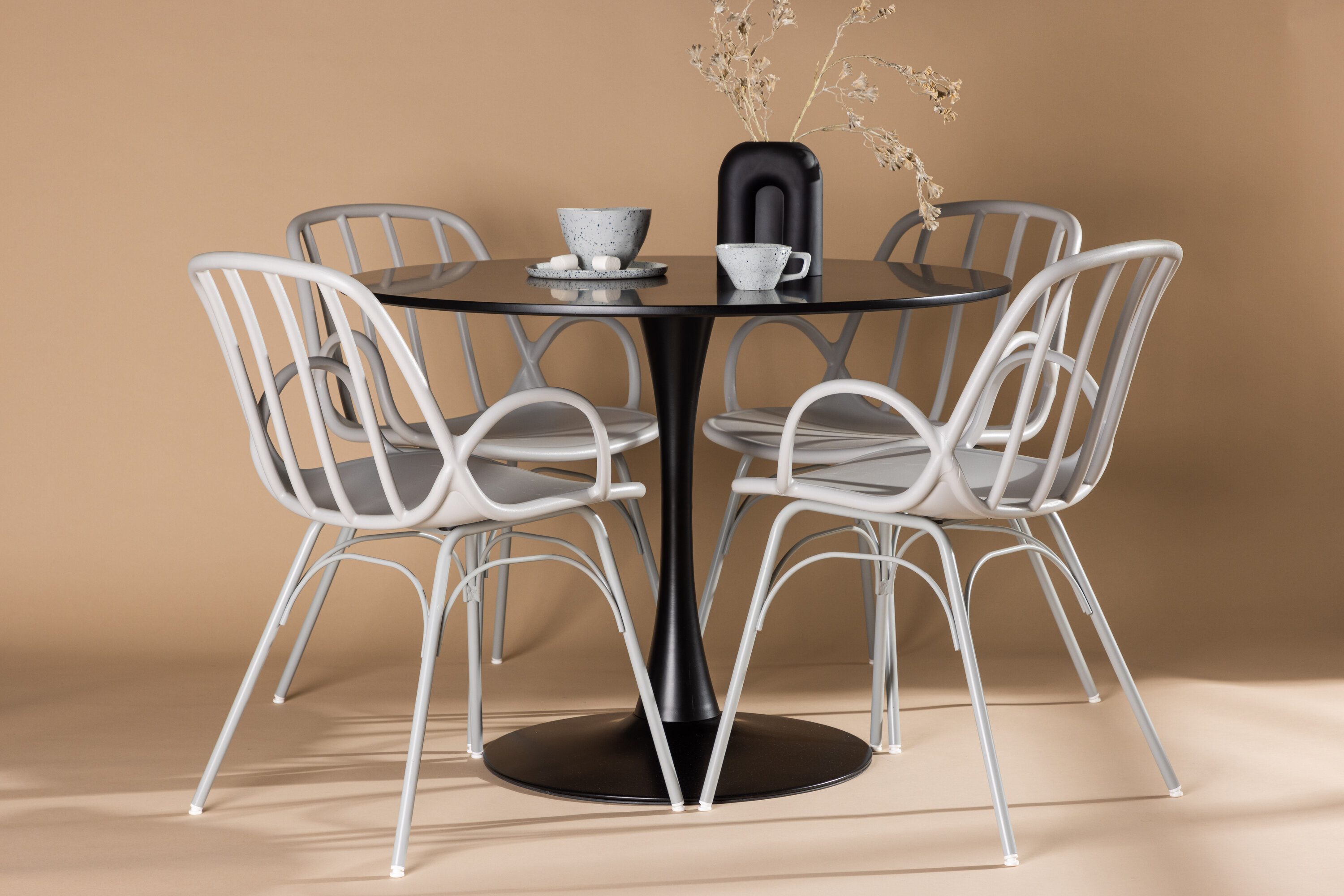 Glade, Dyrön ensemble repas rond noir, grège, gris clair 100 x 100 cm en situation dans une pièce décorée