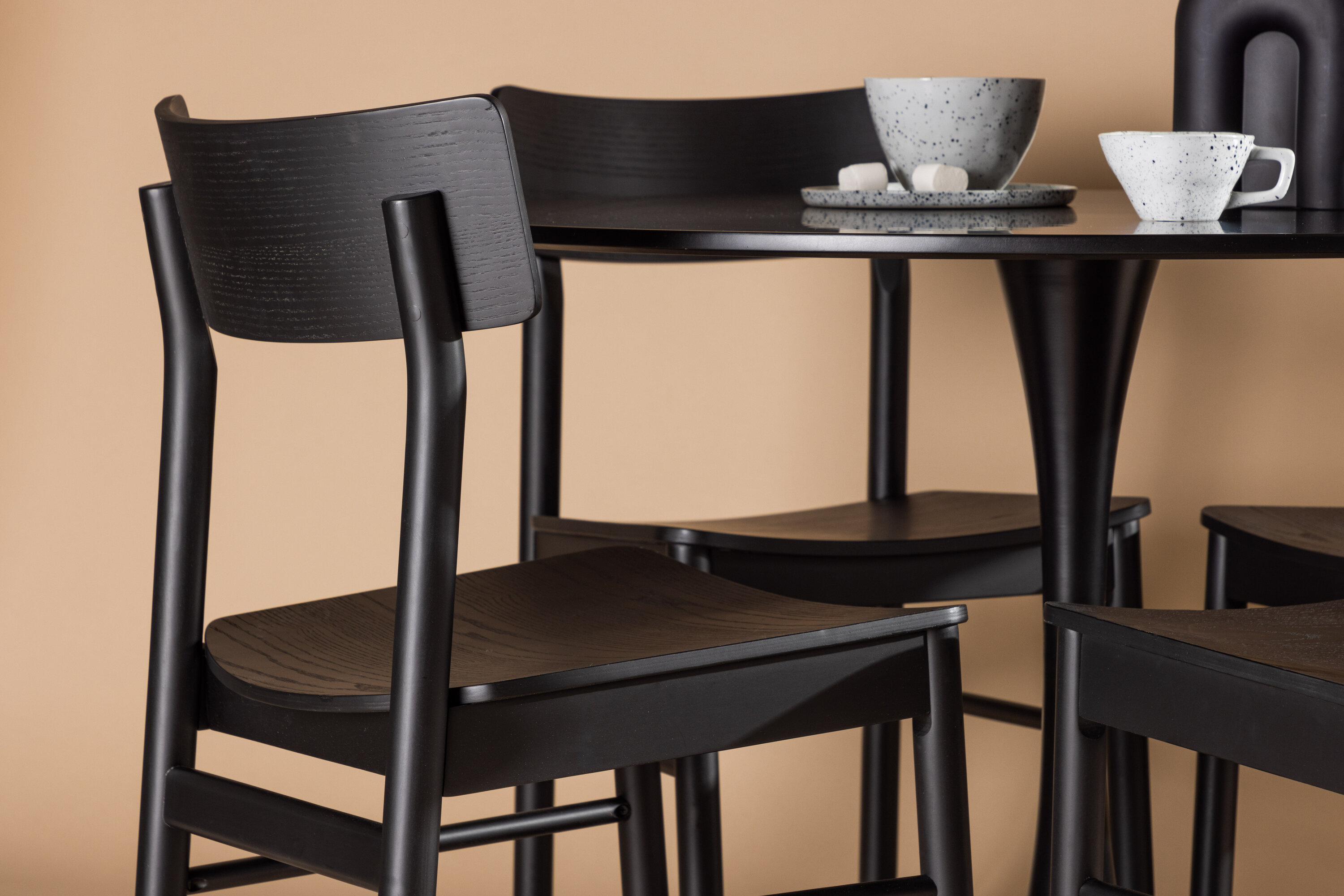 Glade, Montros ensemble repas rond noir 100 x 100 cm en situation dans une pièce décorée