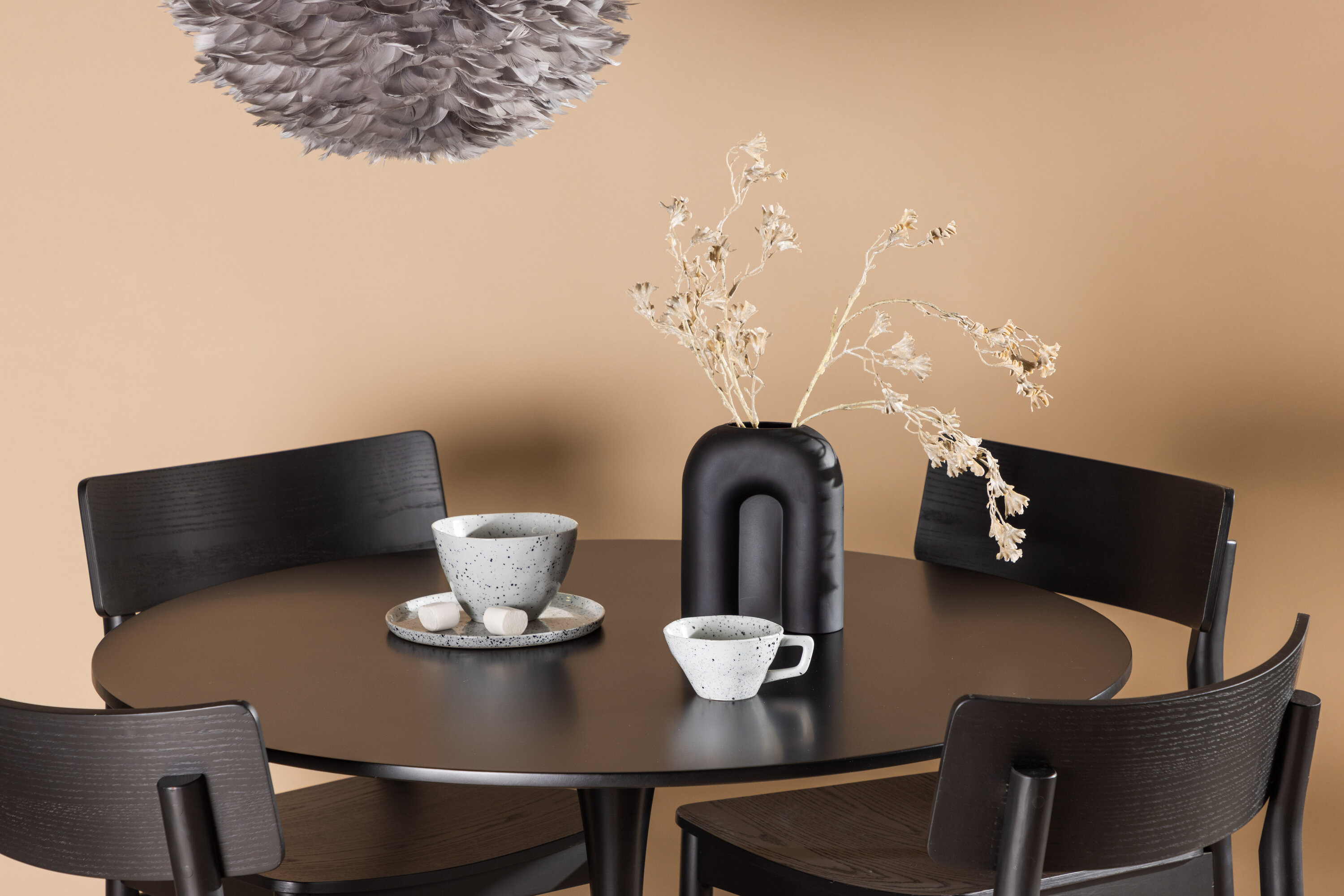 Glade, Montros ensemble repas rond noir 100 x 100 cm en situation dans une pièce décorée