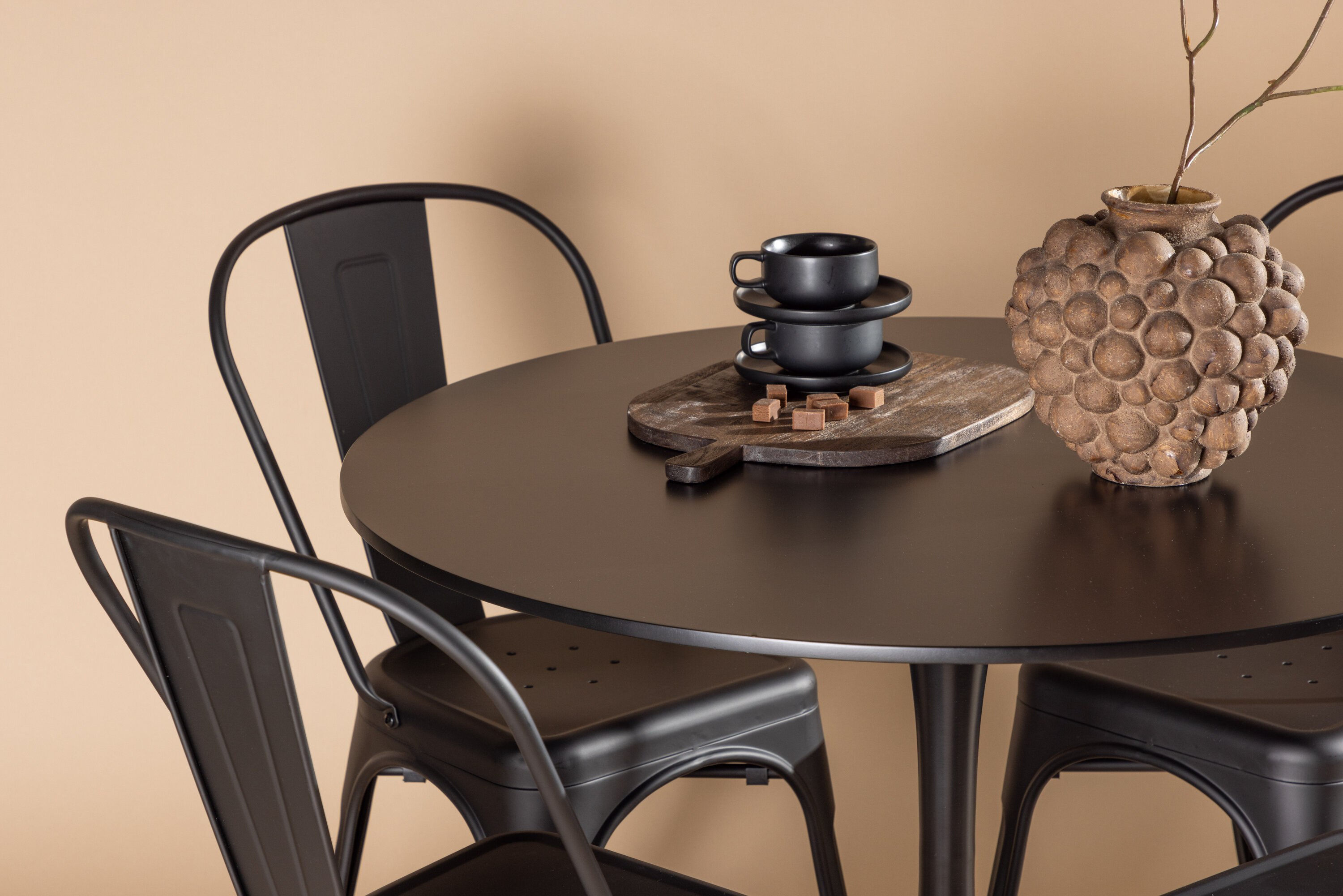 Glade, Tempe ensemble repas rond noir Table : ⌀100 Chaise : 53 x 85 x 45 cm en situation dans une pièce décorée