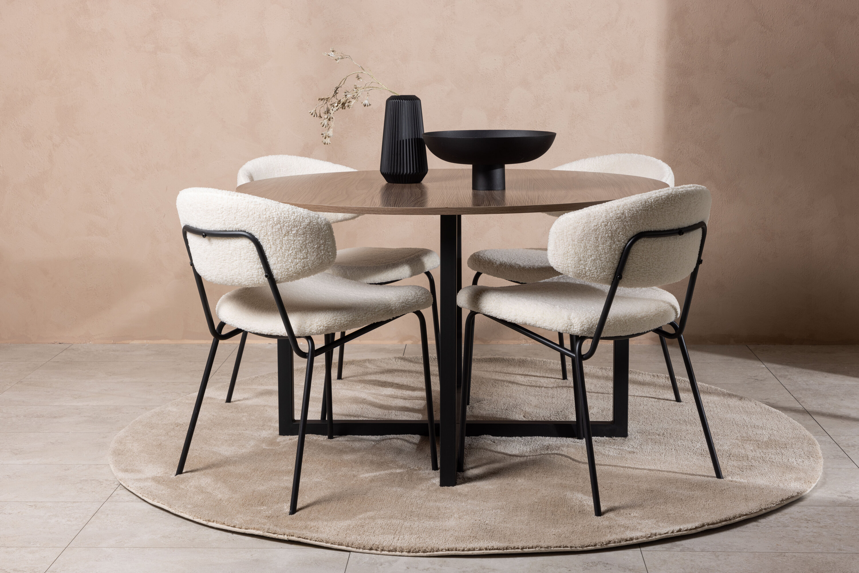 Durango, Chico ensemble repas rond noyer, blanc, noir Table : ⌀120 Chaise : 57 x 79 x 50 cm en situation dans une pièce décorée