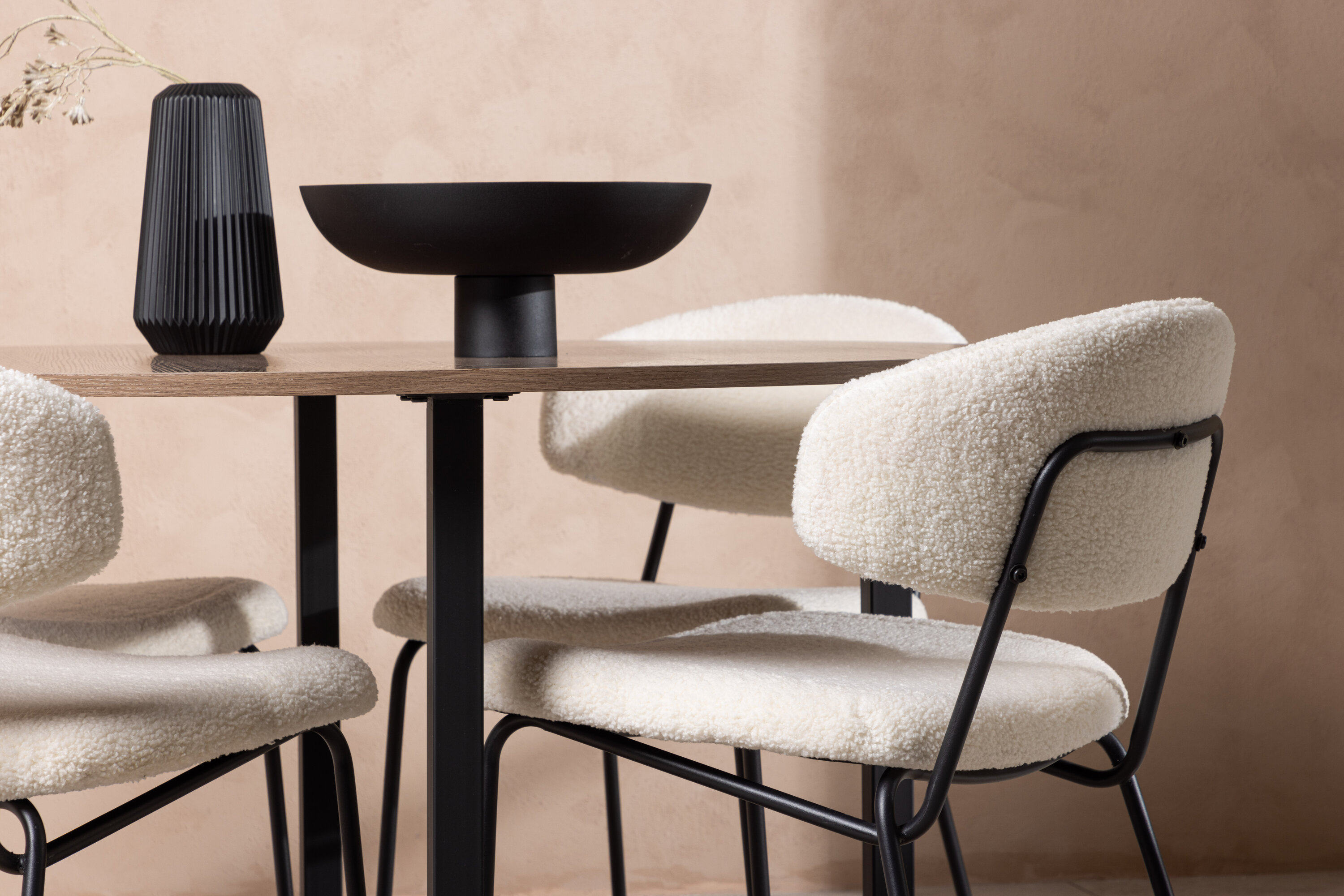 Durango, Chico ensemble repas rond noyer, blanc, noir Table : ⌀120 Chaise : 57 x 79 x 50 cm en situation dans une pièce décorée