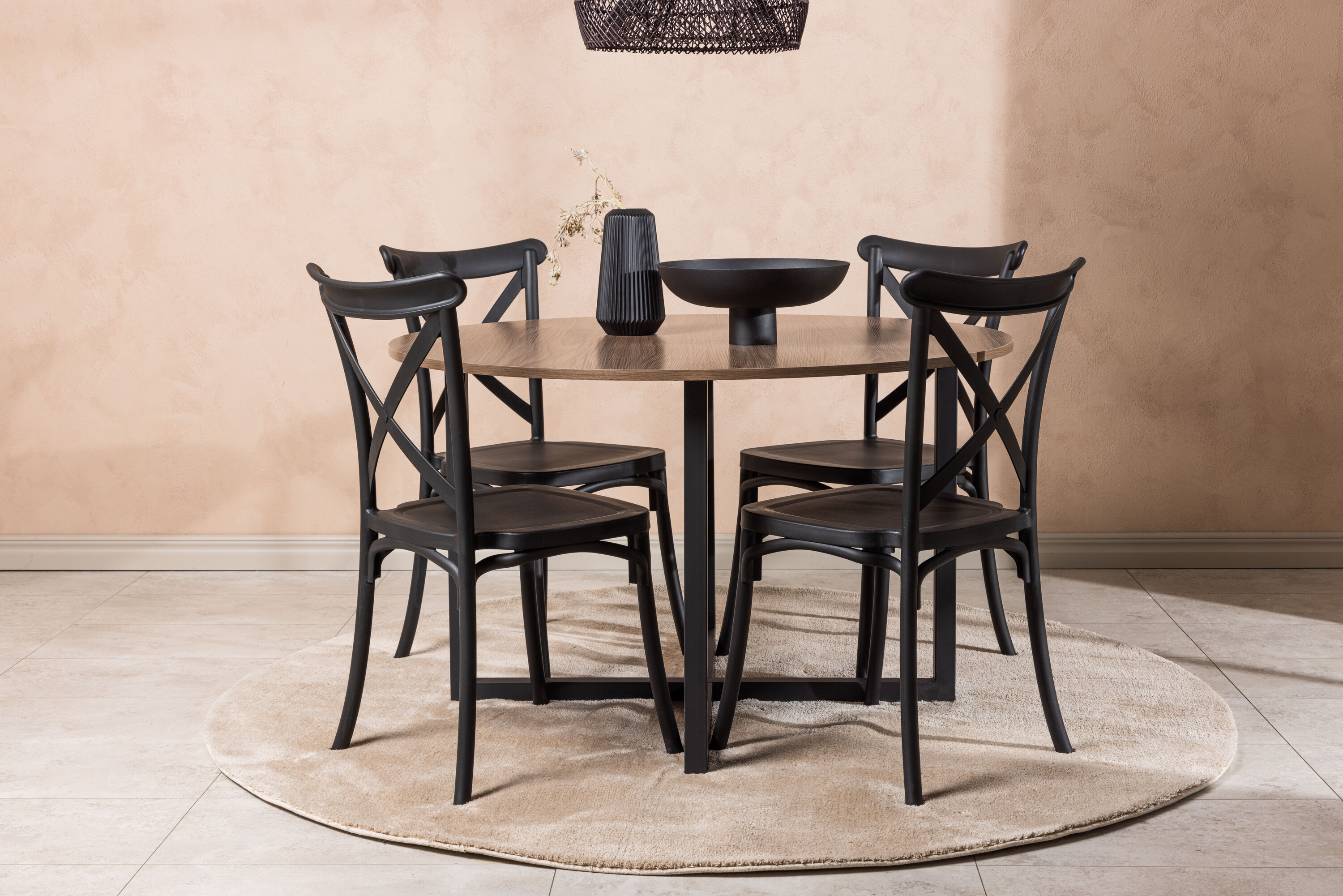 Durango, Crosett ensemble repas rond noyer, noir Table : ⌀120 Chaise : 55 x 90 x 52 cm en situation dans une pièce décorée