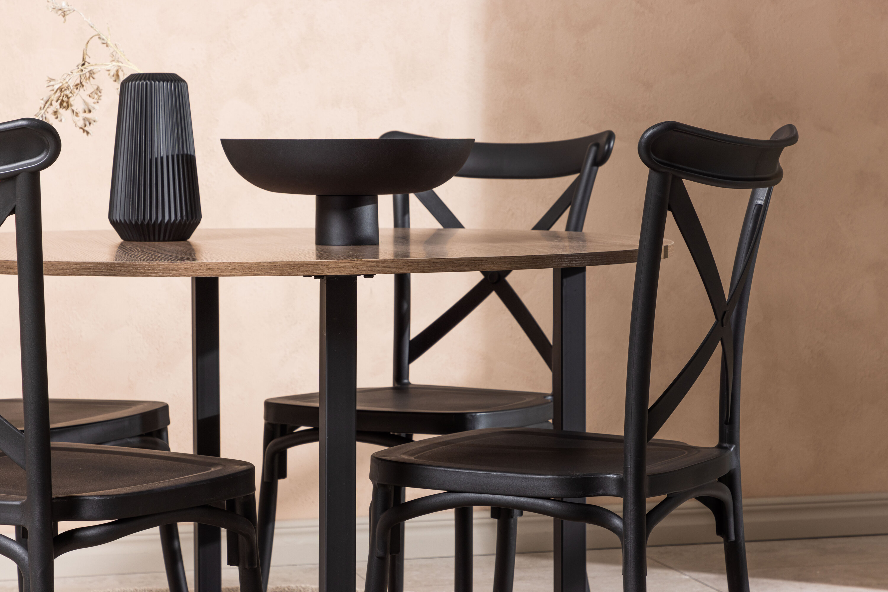Durango, Crosett ensemble repas rond noyer, noir Table : ⌀120 Chaise : 55 x 90 x 52 cm en situation dans une pièce décorée
