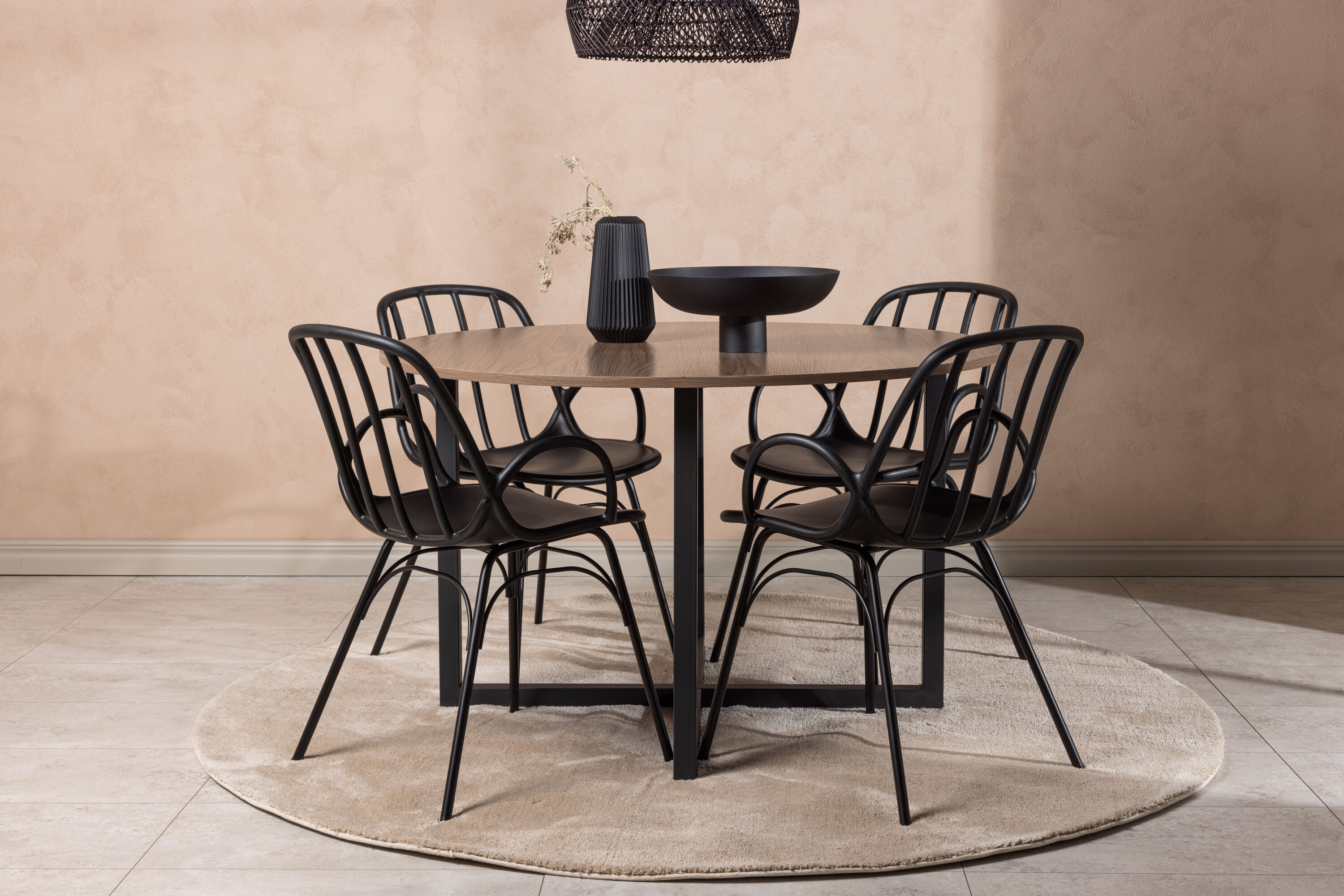 Durango, Dyrön ensemble repas rond noyer, noir 120 x 120 cm en situation dans une pièce décorée