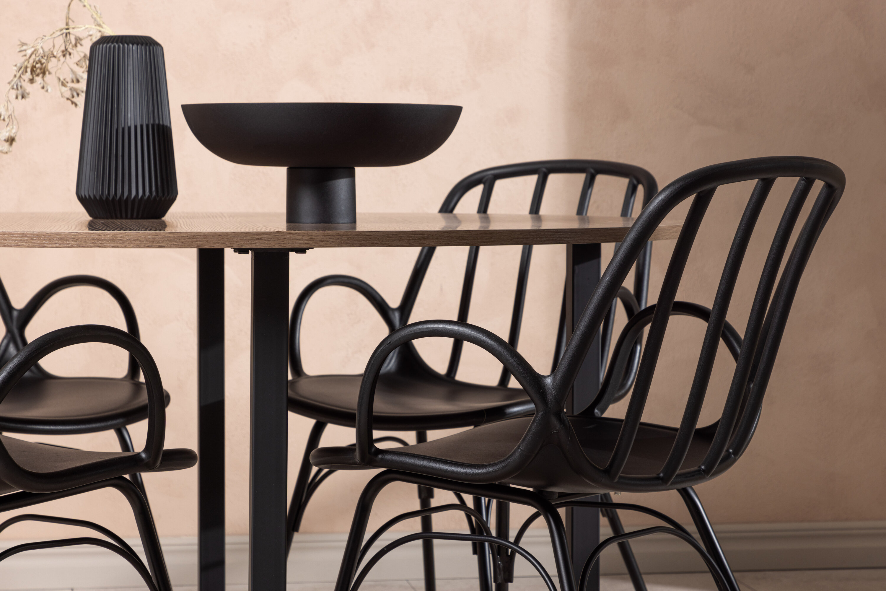 Durango, Dyrön ensemble repas rond noyer, noir 120 x 120 cm en situation dans une pièce décorée