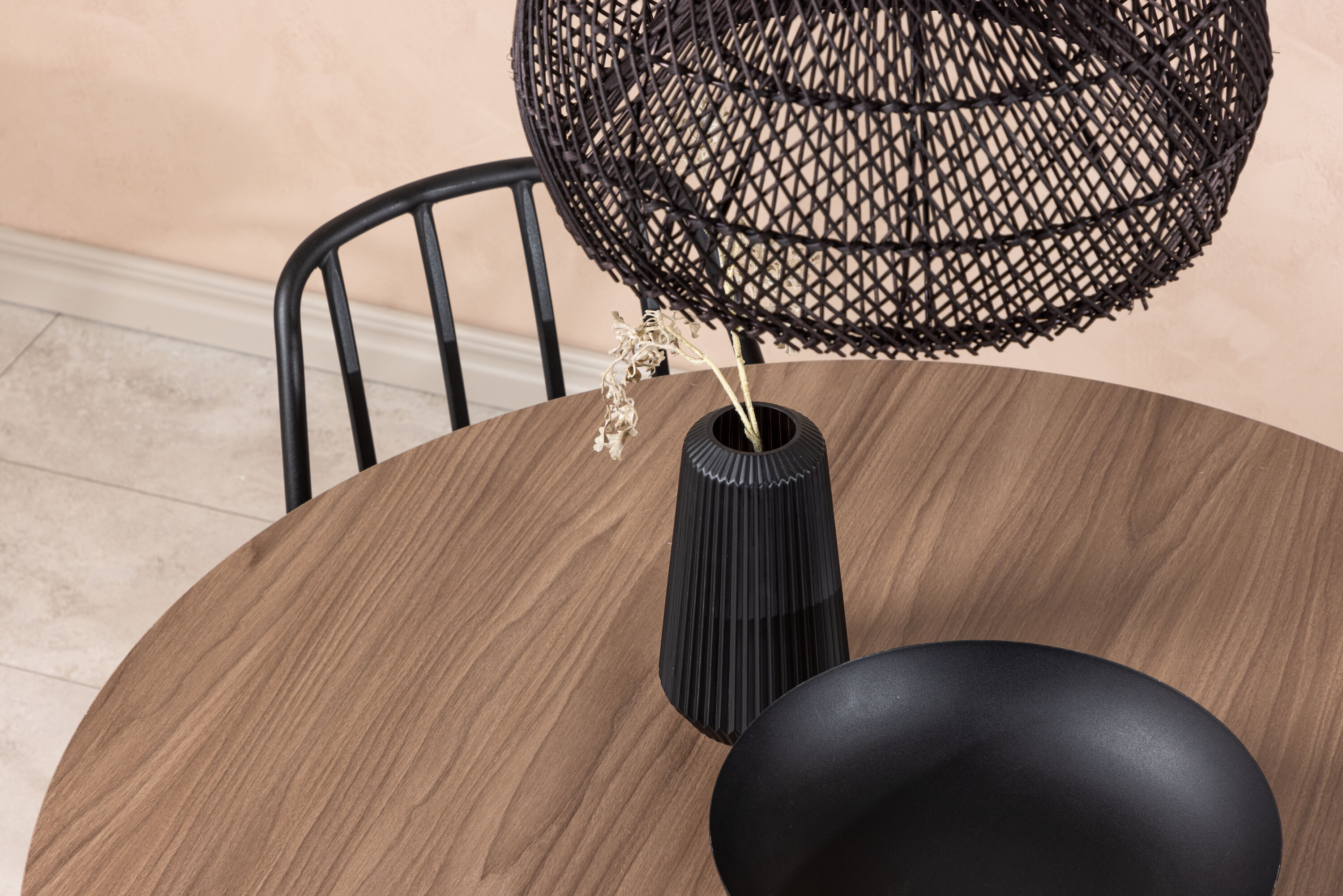 Durango, Dyrön ensemble repas rond noyer, noir 120 x 120 cm en situation dans une pièce décorée