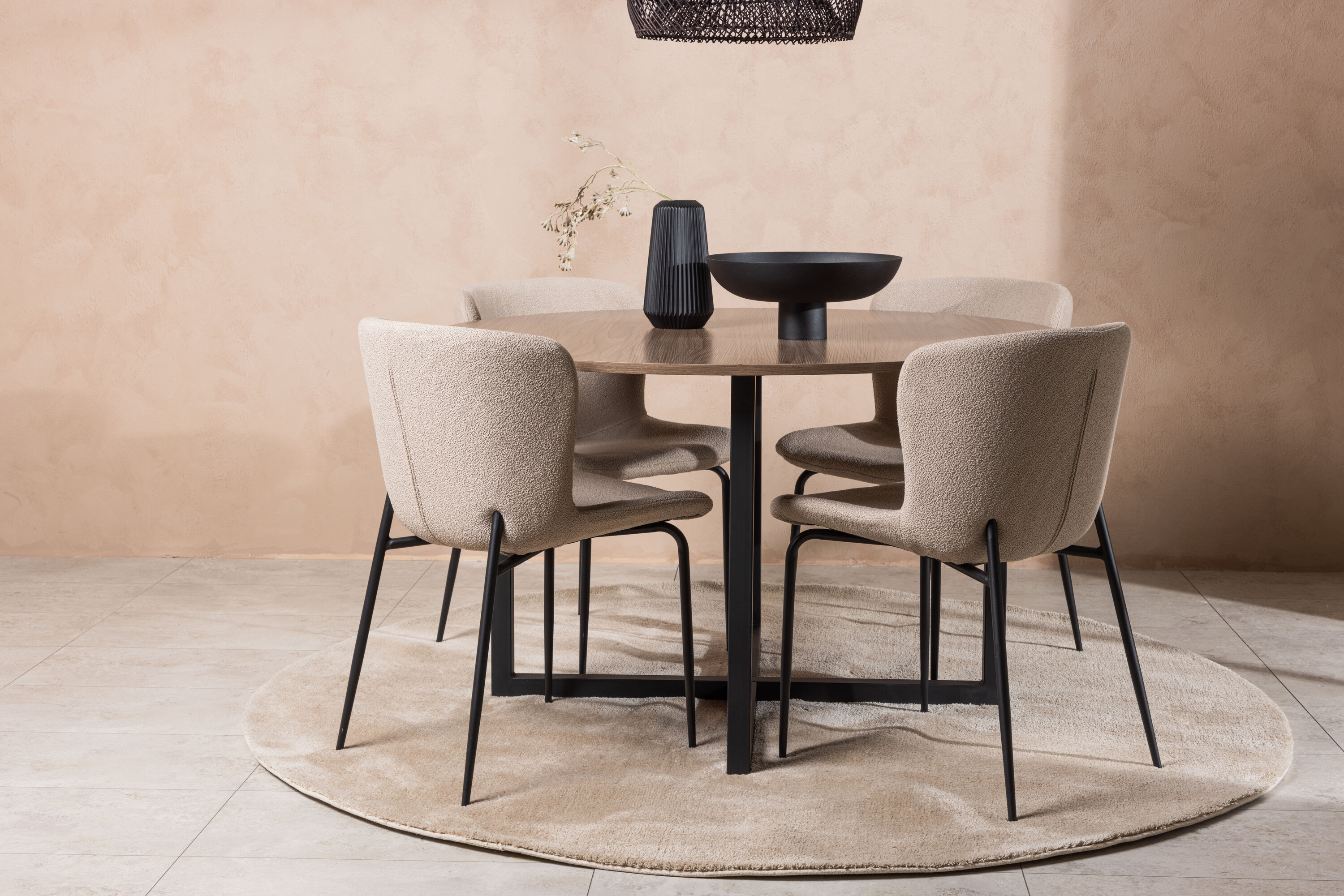 Durango, Modesto ensemble repas rond noyer, noir, marron Table : ⌀120 Chaise : 54 x 79,5 x 48 cm en situation dans une pièce décorée