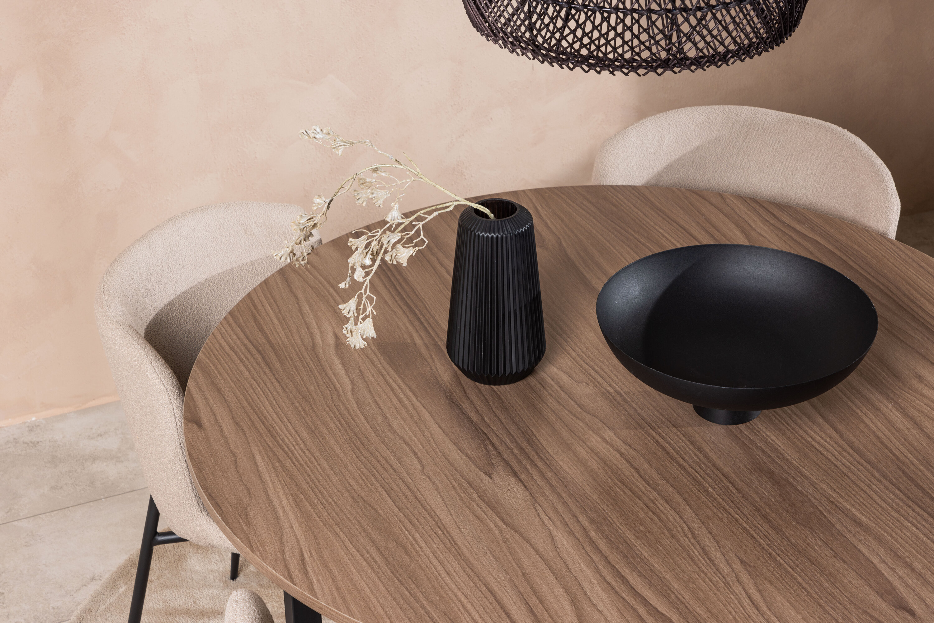 Durango, Modesto ensemble repas rond noyer, noir, marron Table : ⌀120 Chaise : 54 x 79,5 x 48 cm en situation dans une pièce décorée
