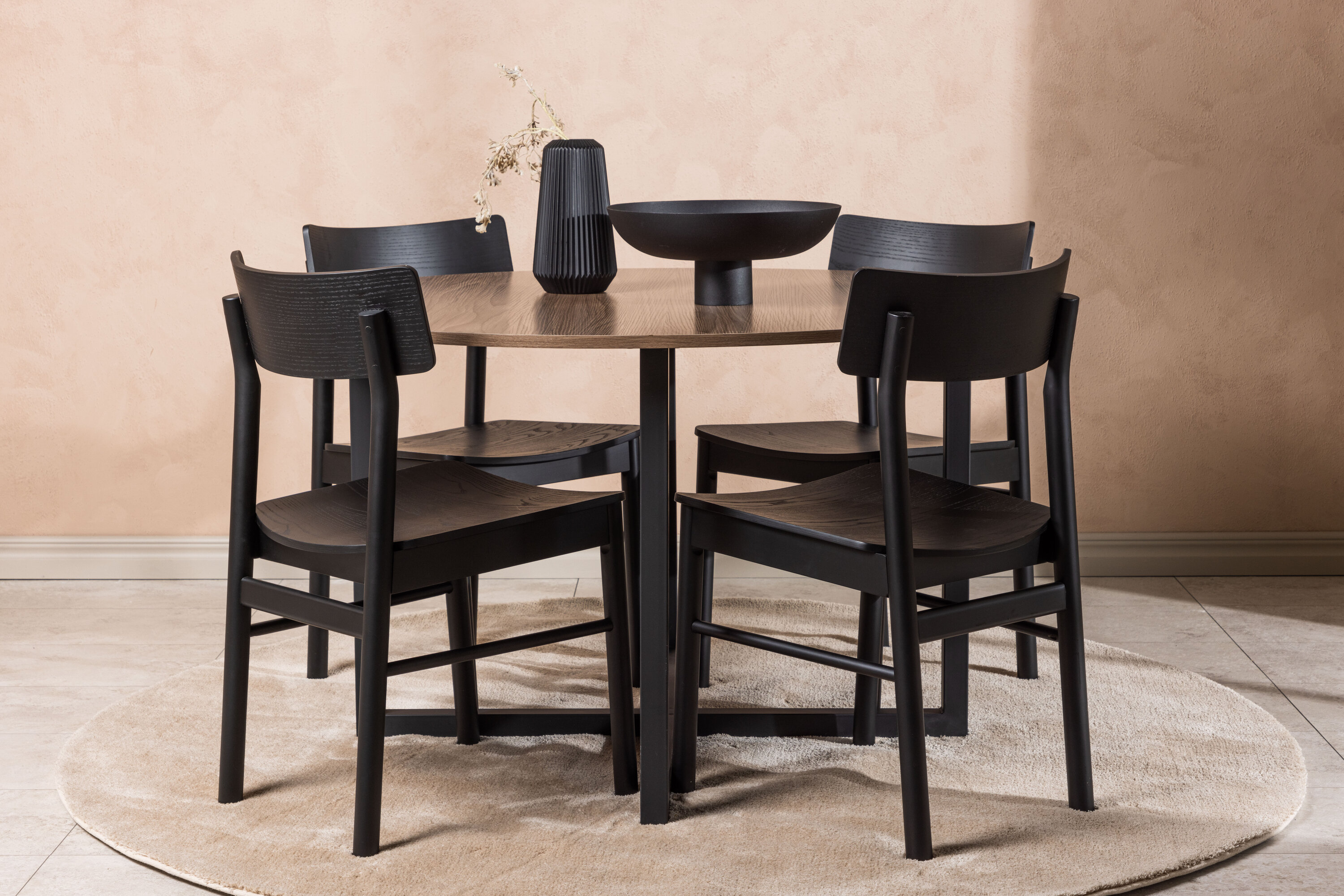 Durango, Montros ensemble repas rond noyer, noir 120 x 120 cm en situation dans une pièce décorée
