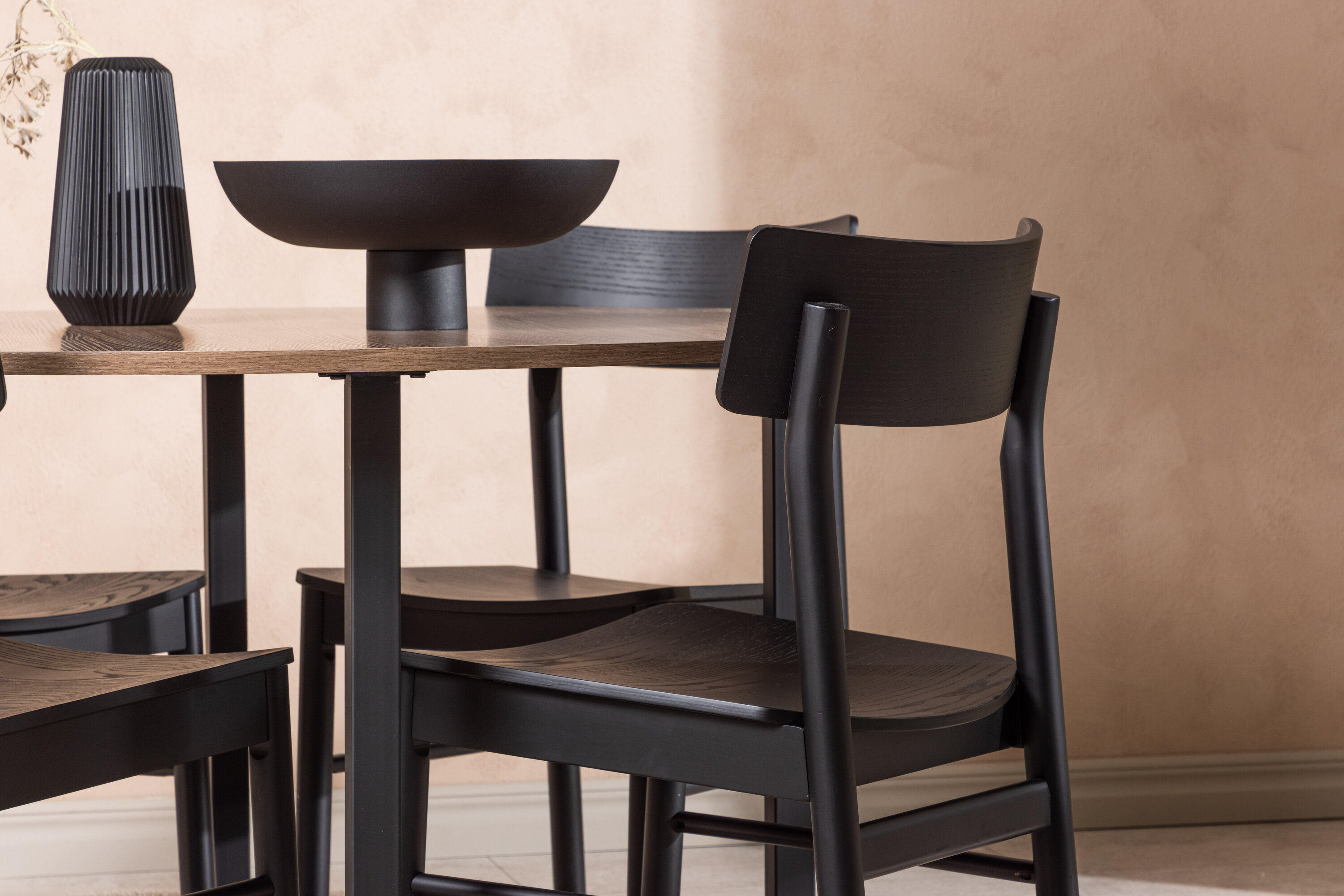 Durango, Montros ensemble repas rond noyer, noir 120 x 120 cm en situation dans une pièce décorée