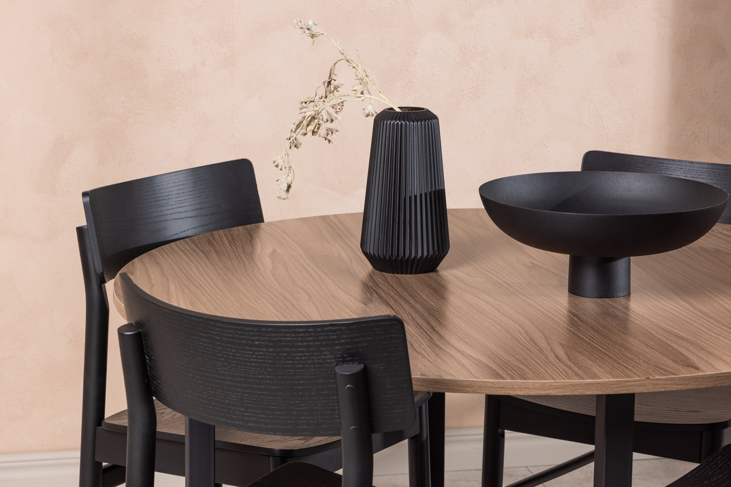 Durango, Montros ensemble repas rond noyer, noir 120 x 120 cm en situation dans une pièce décorée