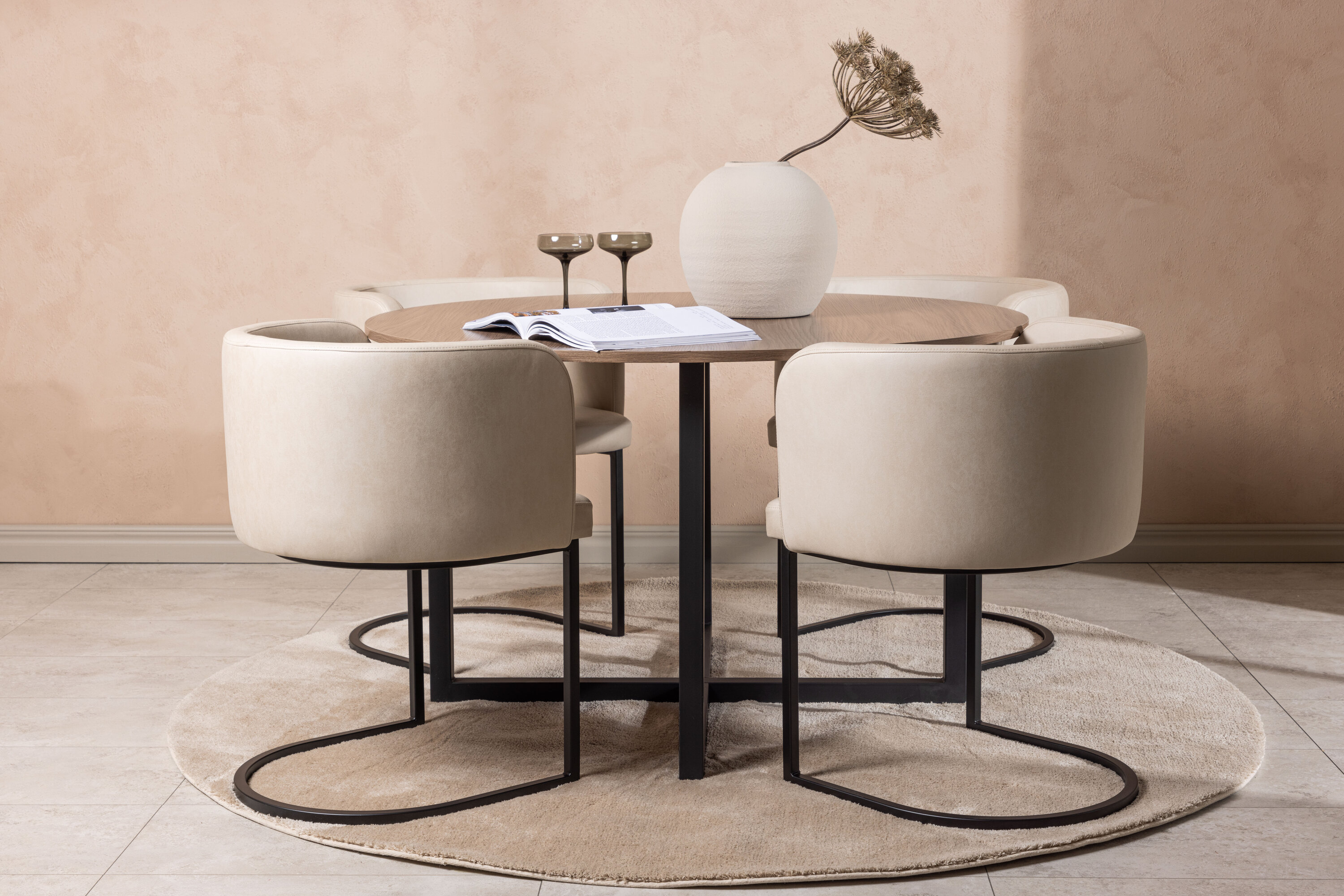 Durango, Simrishamn ensemble repas rond noyer, beige, noir Table : ⌀120 Chaise : 60 x 75 x 51 cm en situation dans une pièce décorée