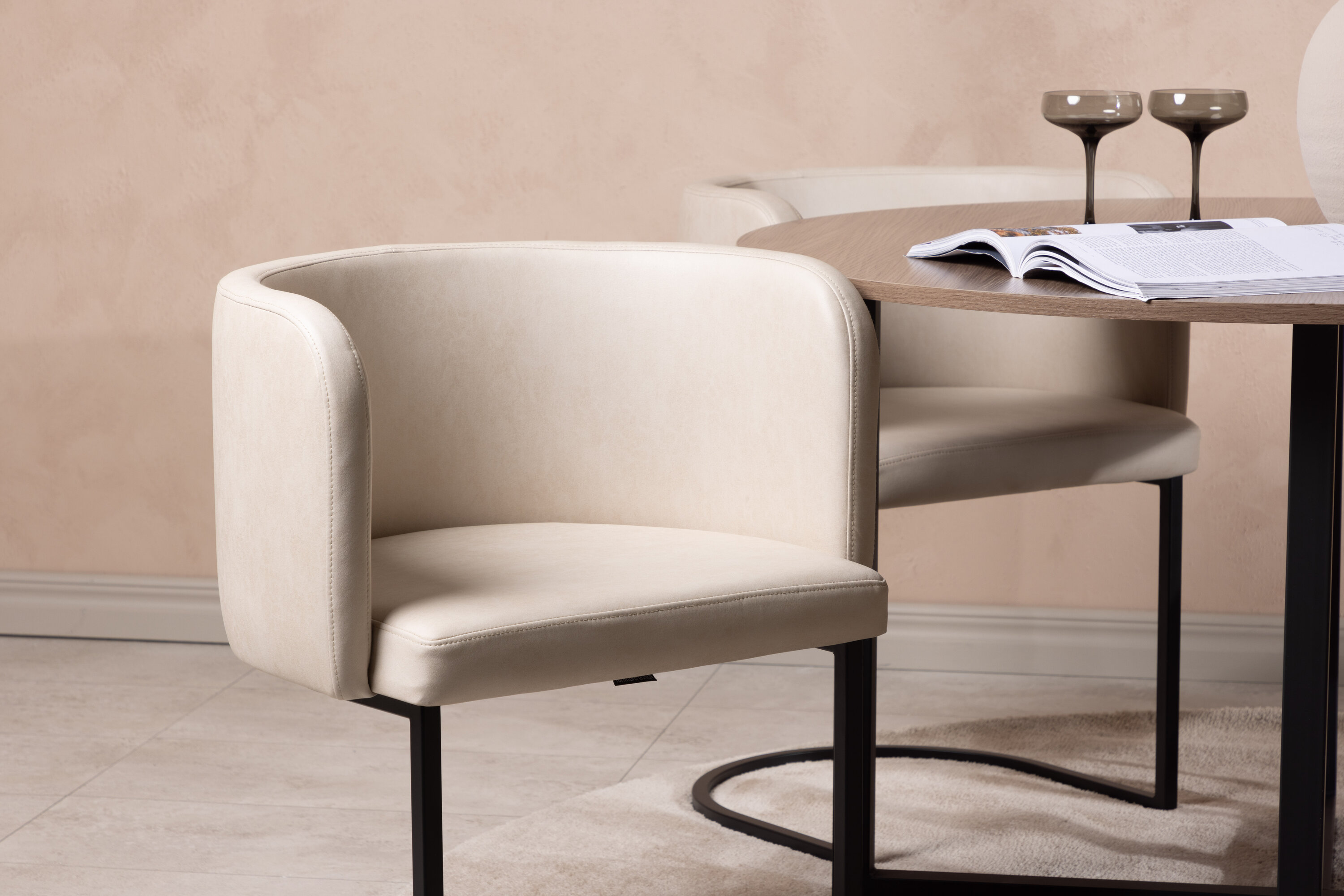 Durango, Simrishamn ensemble repas rond noyer, beige, noir Table : ⌀120 Chaise : 60 x 75 x 51 cm en situation dans une pièce décorée