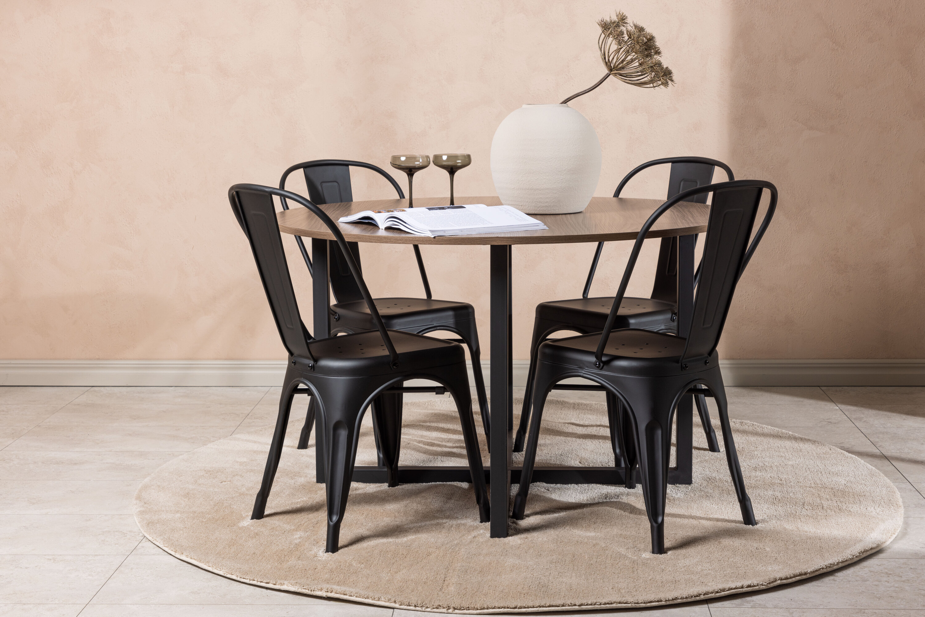 Durango, Tempe ensemble repas rond noyer, noir Table : ⌀120 Chaise : 53 x 85 x 45 cm en situation dans une pièce décorée