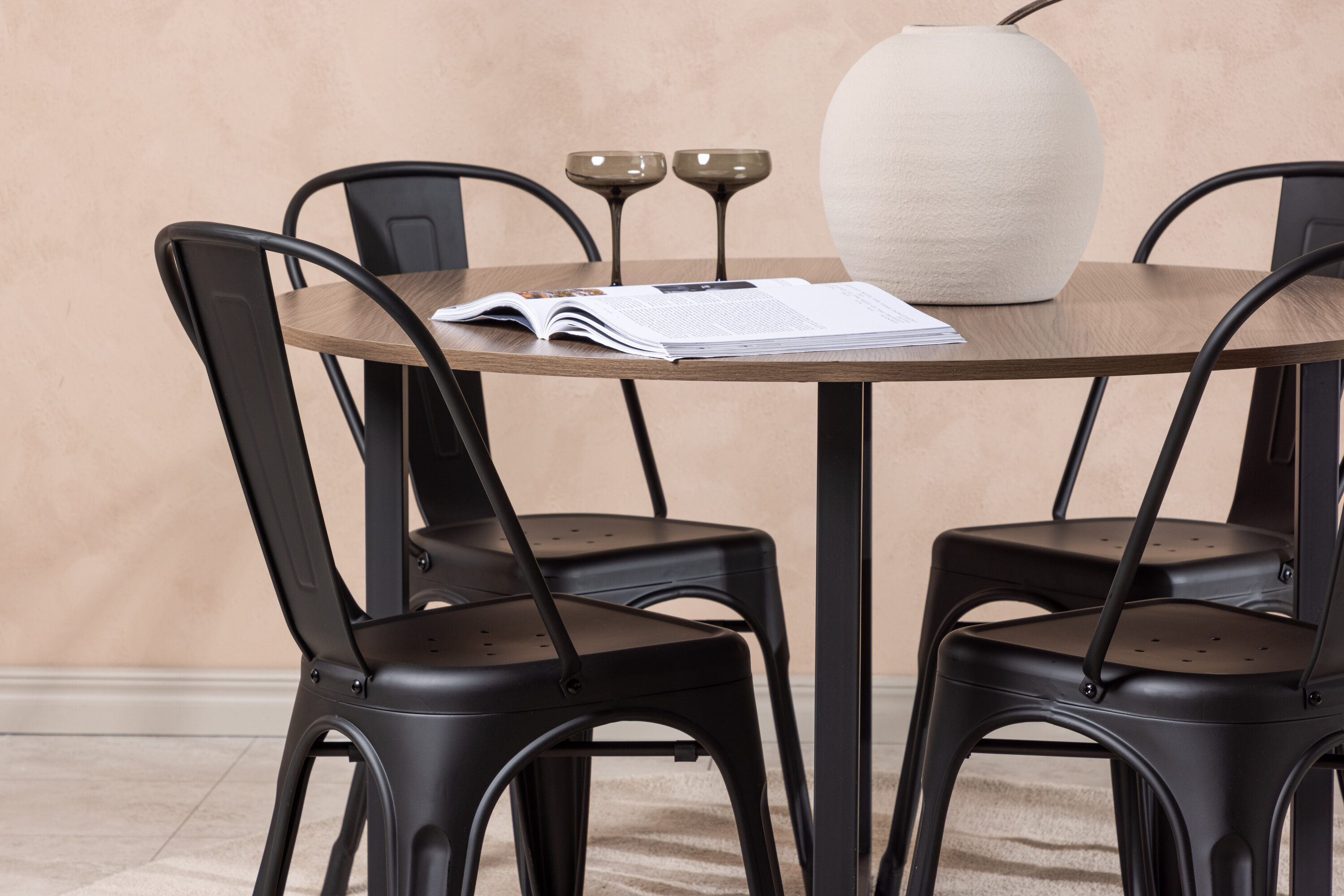 Durango, Tempe ensemble repas rond noyer, noir Table : ⌀120 Chaise : 53 x 85 x 45 cm en situation dans une pièce décorée