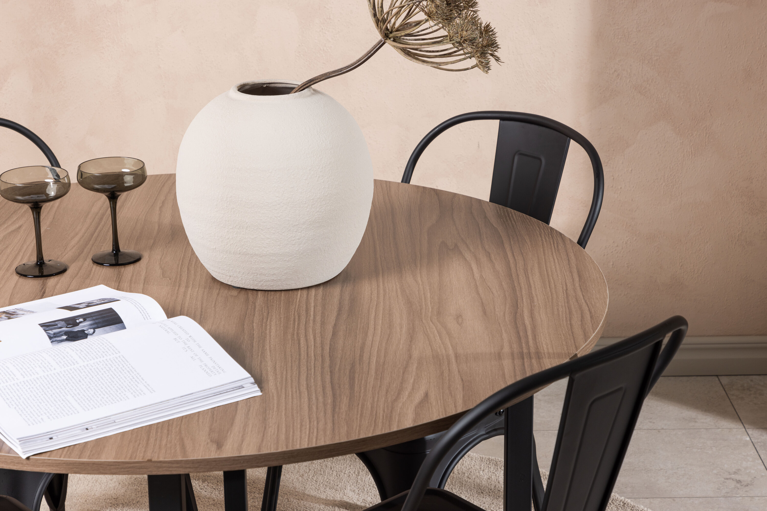 Durango, Tempe ensemble repas rond noyer, noir Table : ⌀120 Chaise : 53 x 85 x 45 cm en situation dans une pièce décorée