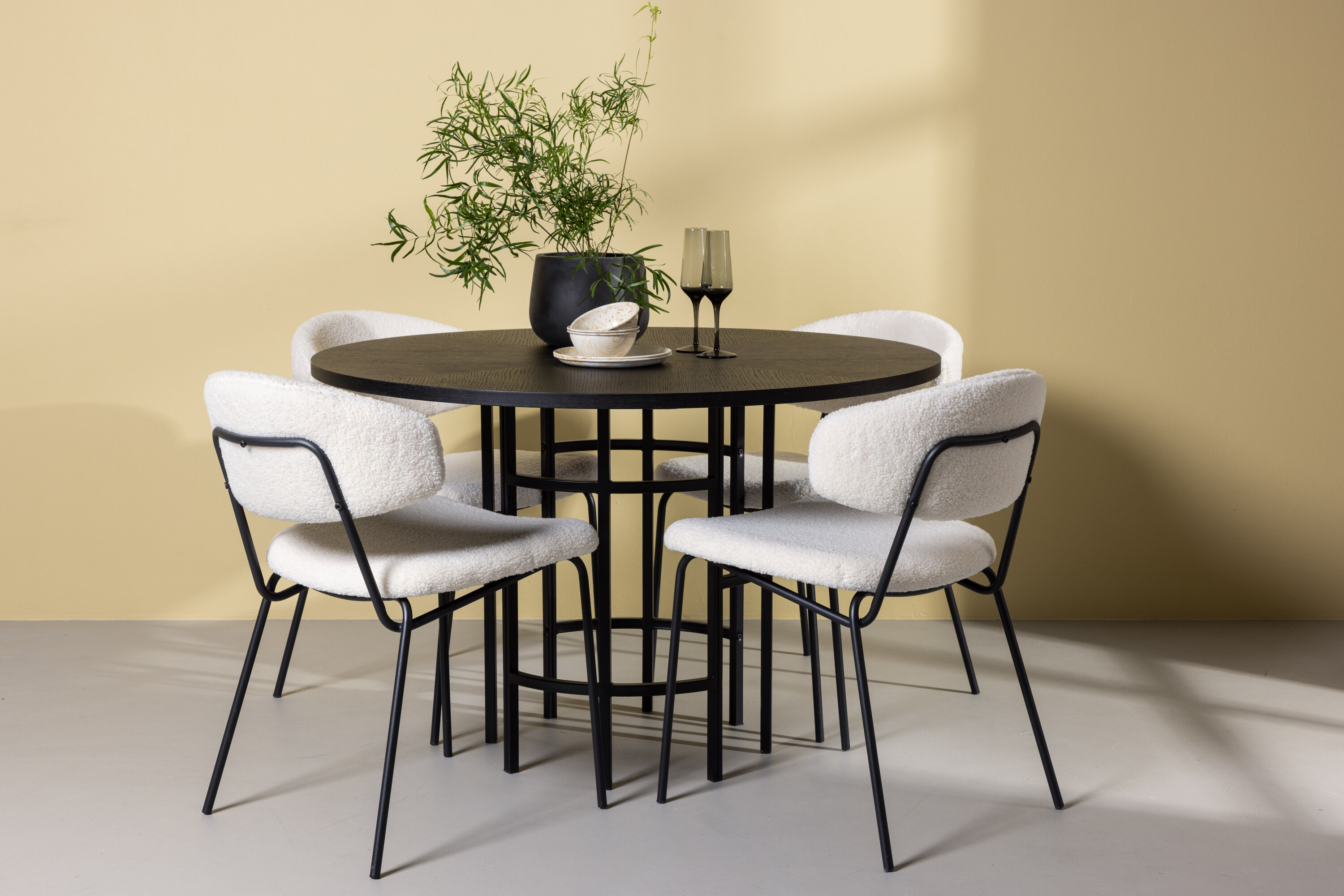 Copenhagen, Chico ensemble repas rond noir, blanc Table : ⌀115 Chaise : 57 x 79 x 50 cm en situation dans une pièce décorée