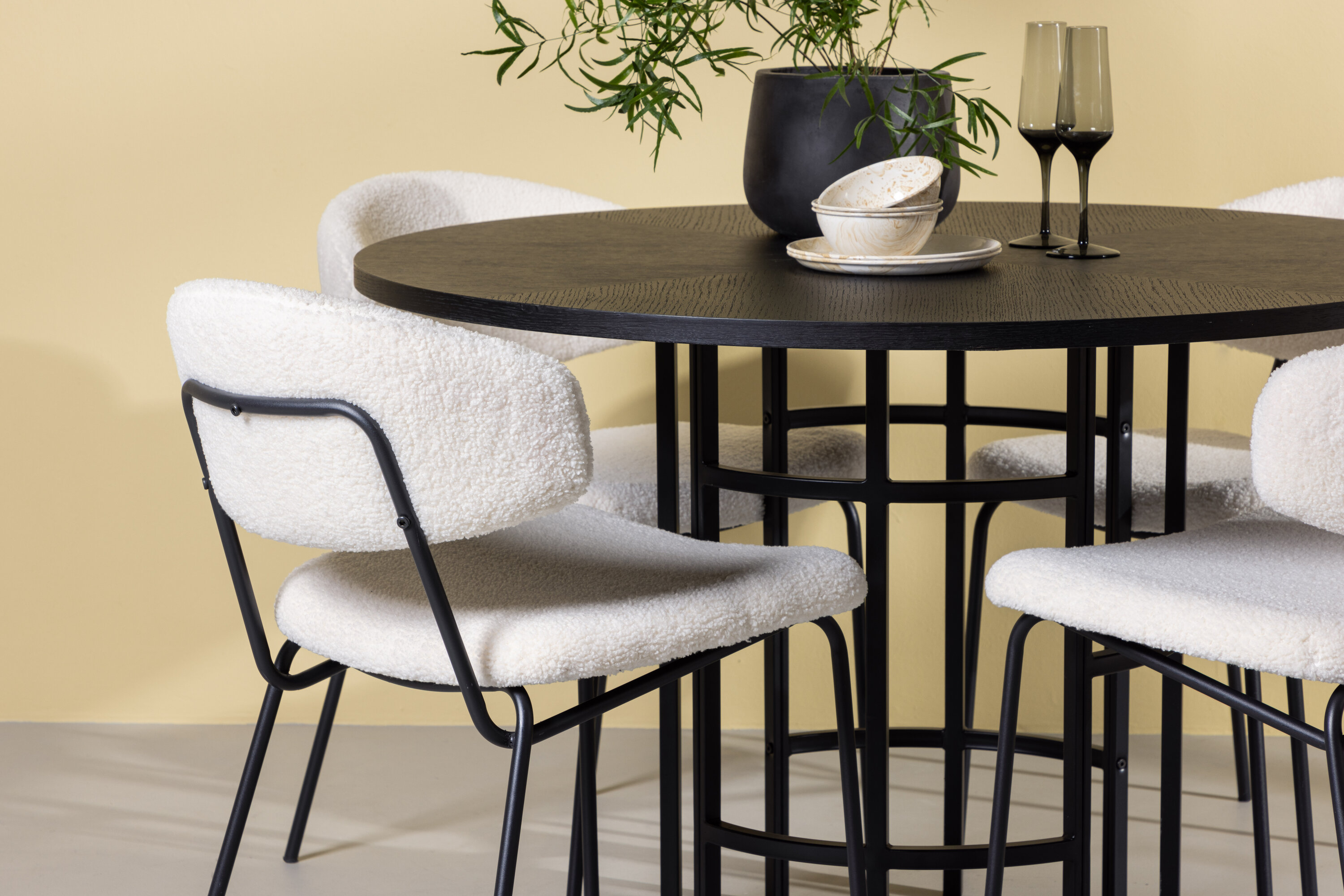 Copenhagen, Chico ensemble repas rond noir, blanc Table : ⌀115 Chaise : 57 x 79 x 50 cm en situation dans une pièce décorée