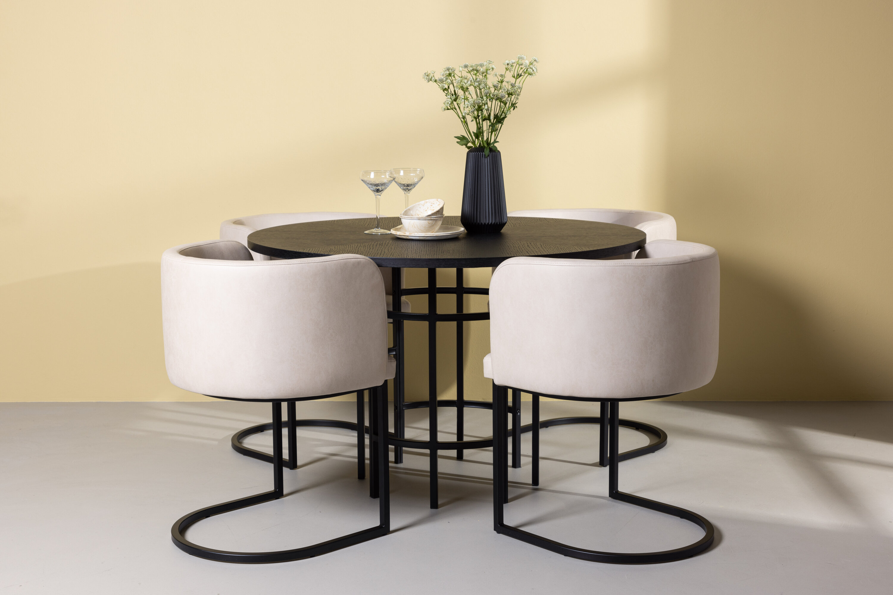 Copenhagen, Simrishamn ensemble repas rond noir, beige Table : ⌀115 Chaise : 60 x 75 x 51 cm en situation dans une pièce décorée