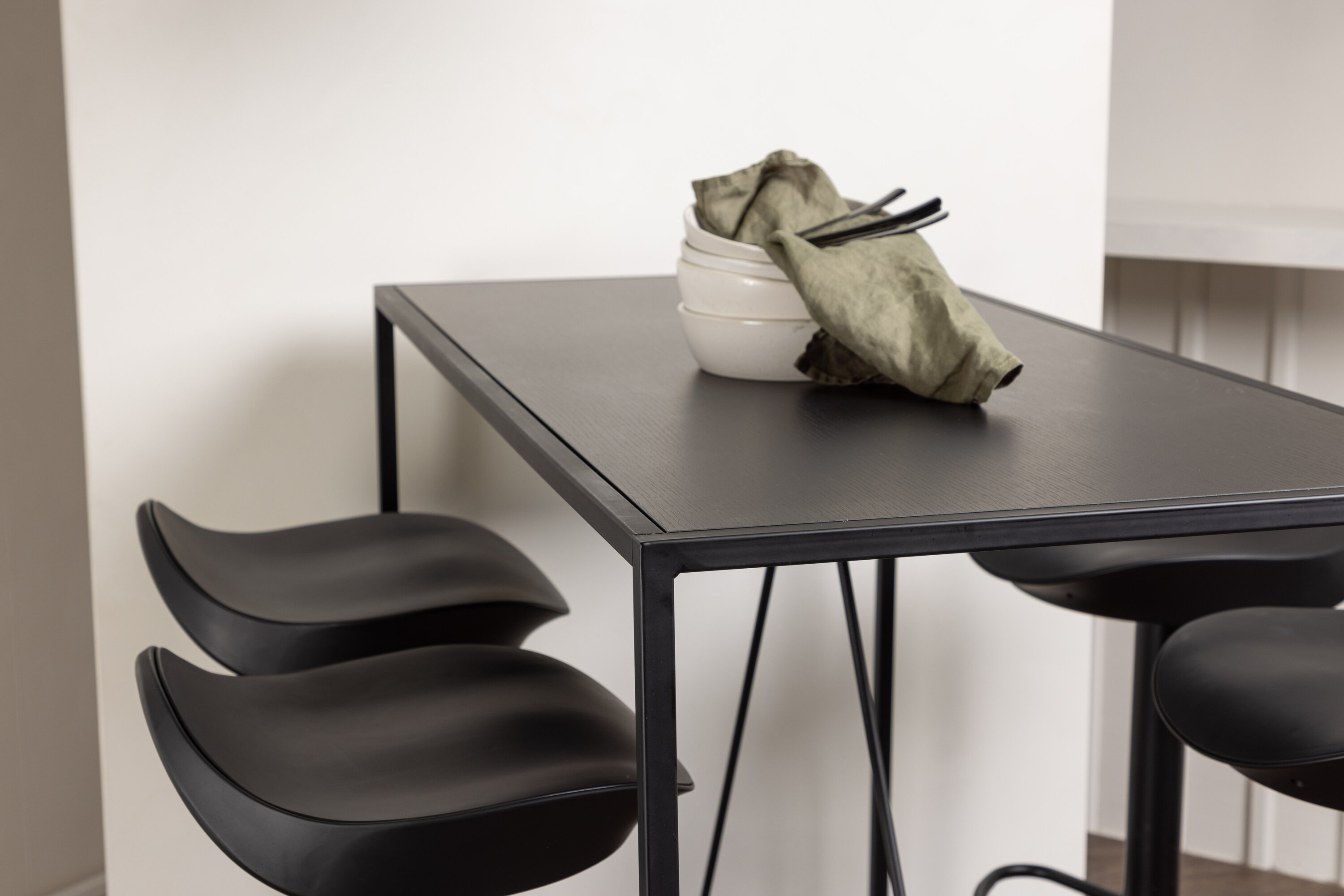 Brea, Adesto ensemble repas rectangulaire noir Table : 105 x 120 x 60 Chaise : 38 x 68,88 x 40 cm en situation dans une pièce décorée