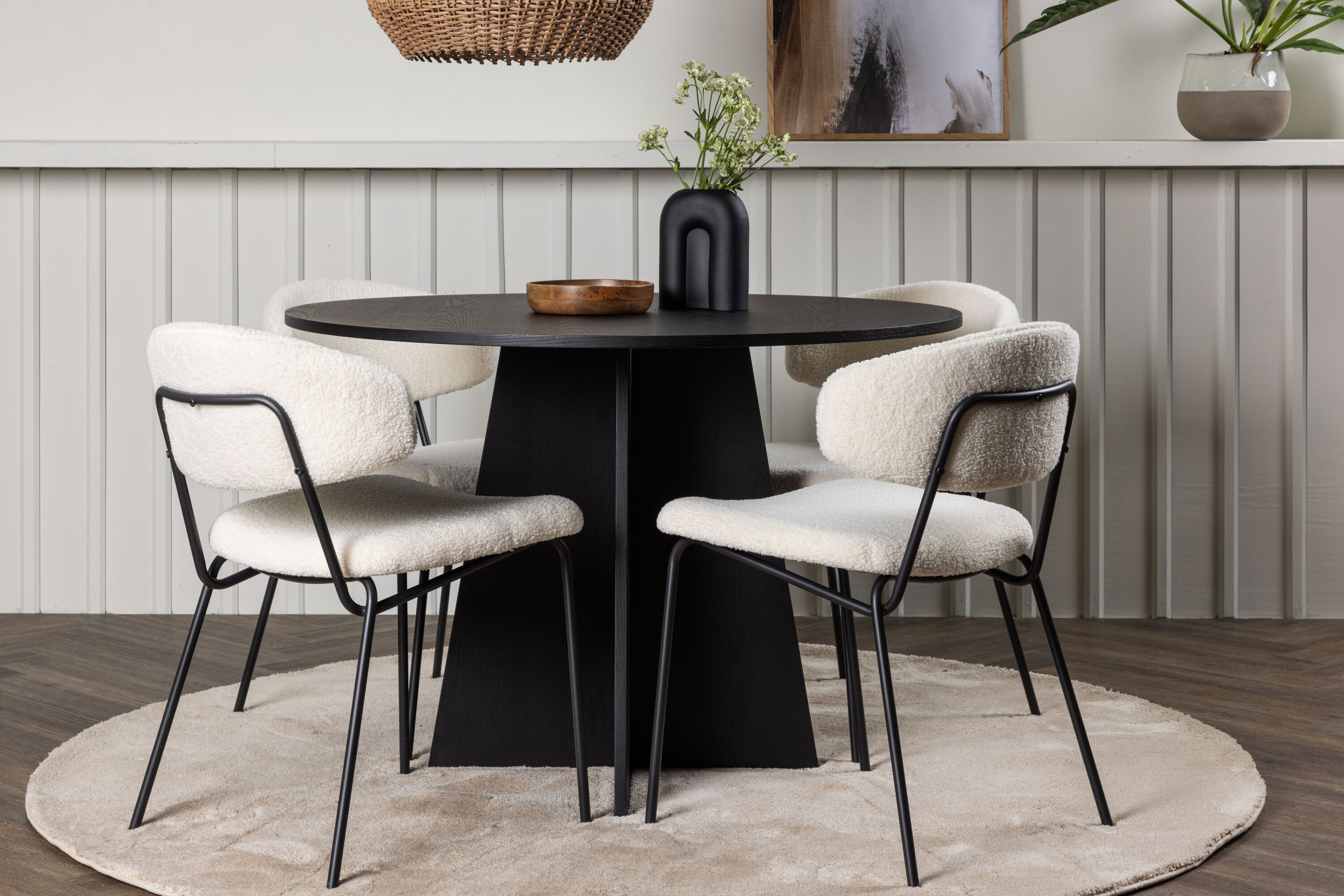 Bootcut, Chico ensemble repas rond noir, blanc Table : ⌀110 Chaise : 57 x 79 x 50 cm en situation dans une pièce décorée