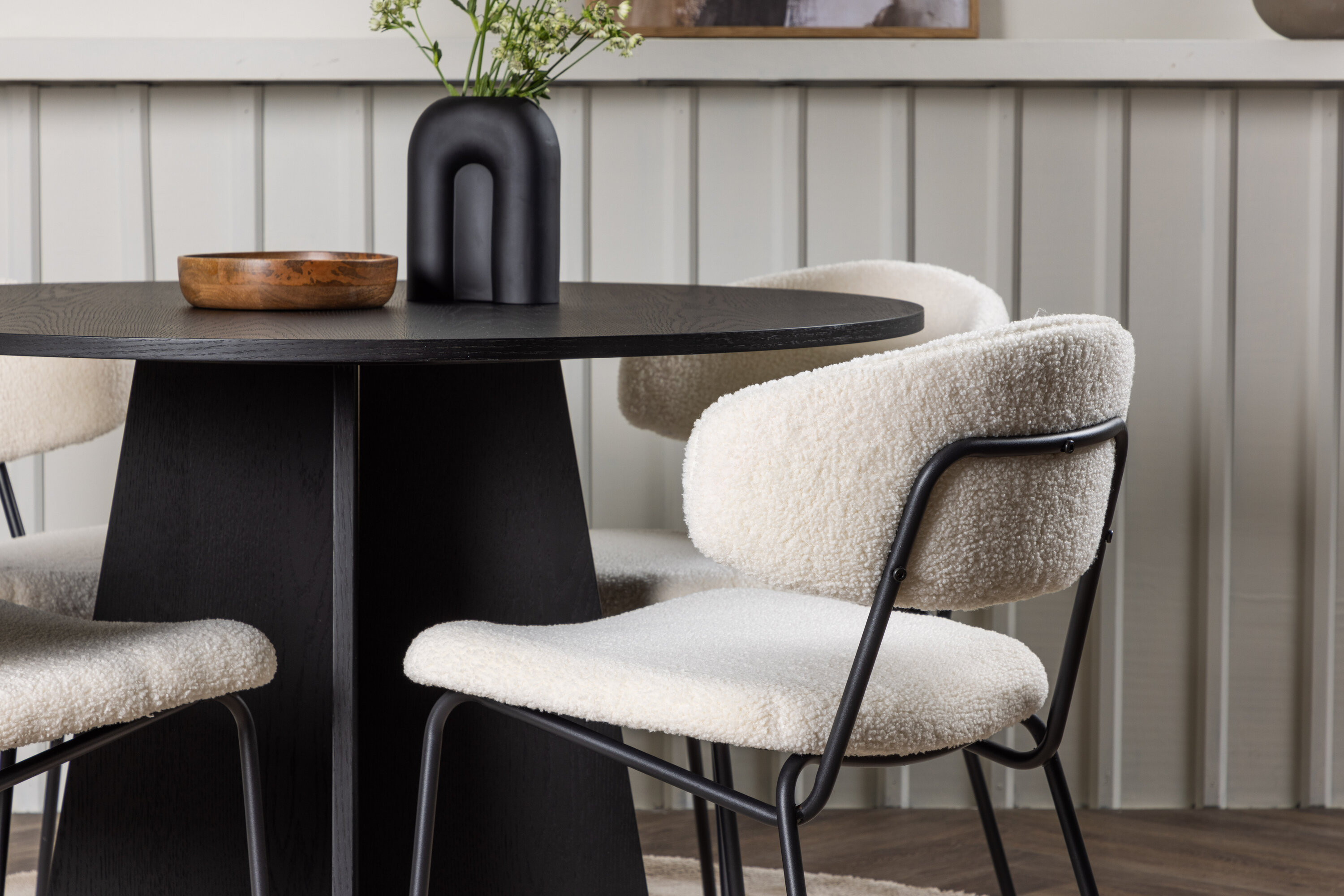 Bootcut, Chico ensemble repas rond noir, blanc Table : ⌀110 Chaise : 57 x 79 x 50 cm en situation dans une pièce décorée