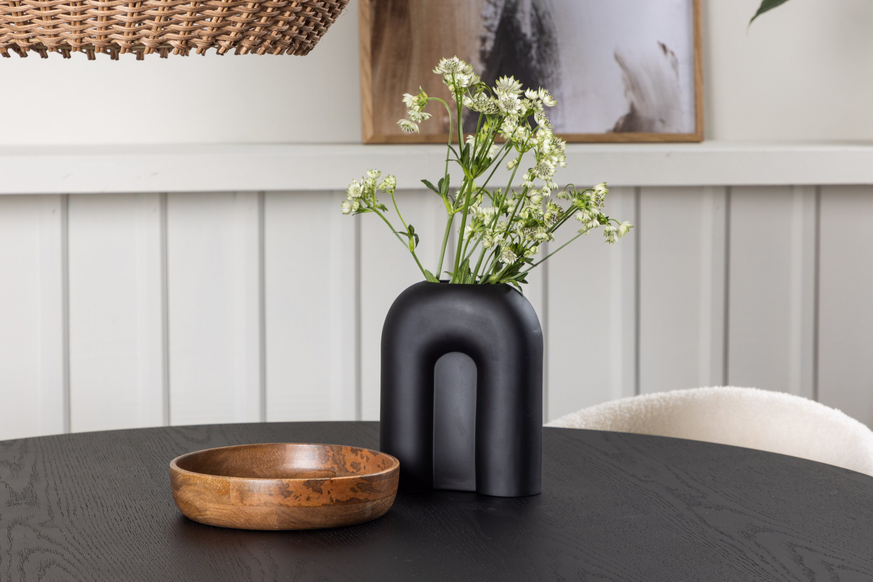 Bootcut, Chico ensemble repas rond noir, blanc Table : ⌀110 Chaise : 57 x 79 x 50 cm en situation dans une pièce décorée