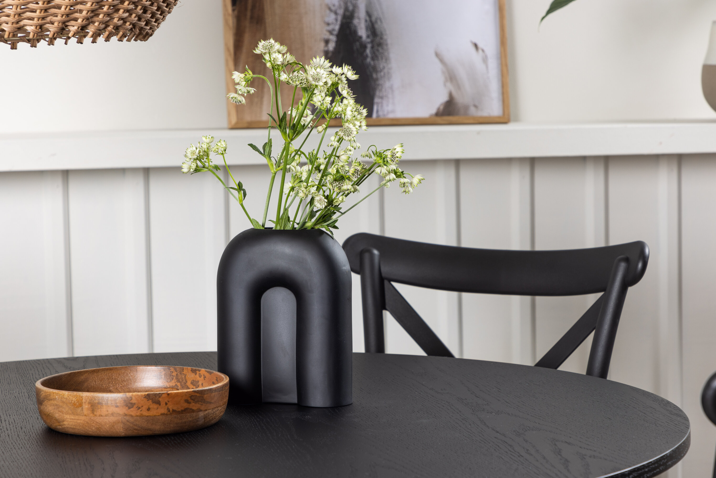 Bootcut, Crosett ensemble repas rond noir Table : ⌀110 Chaise : 55 x 90 x 52 cm en situation dans une pièce décorée