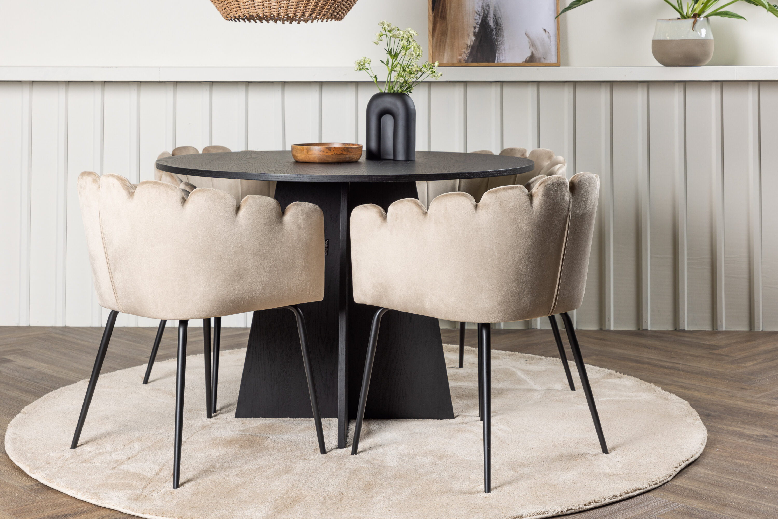 Bootcut, Limhamn ensemble repas rond noir, beige Table : ⌀110 Chaise : 51 x 76,5 x 46 cm en situation dans une pièce décorée