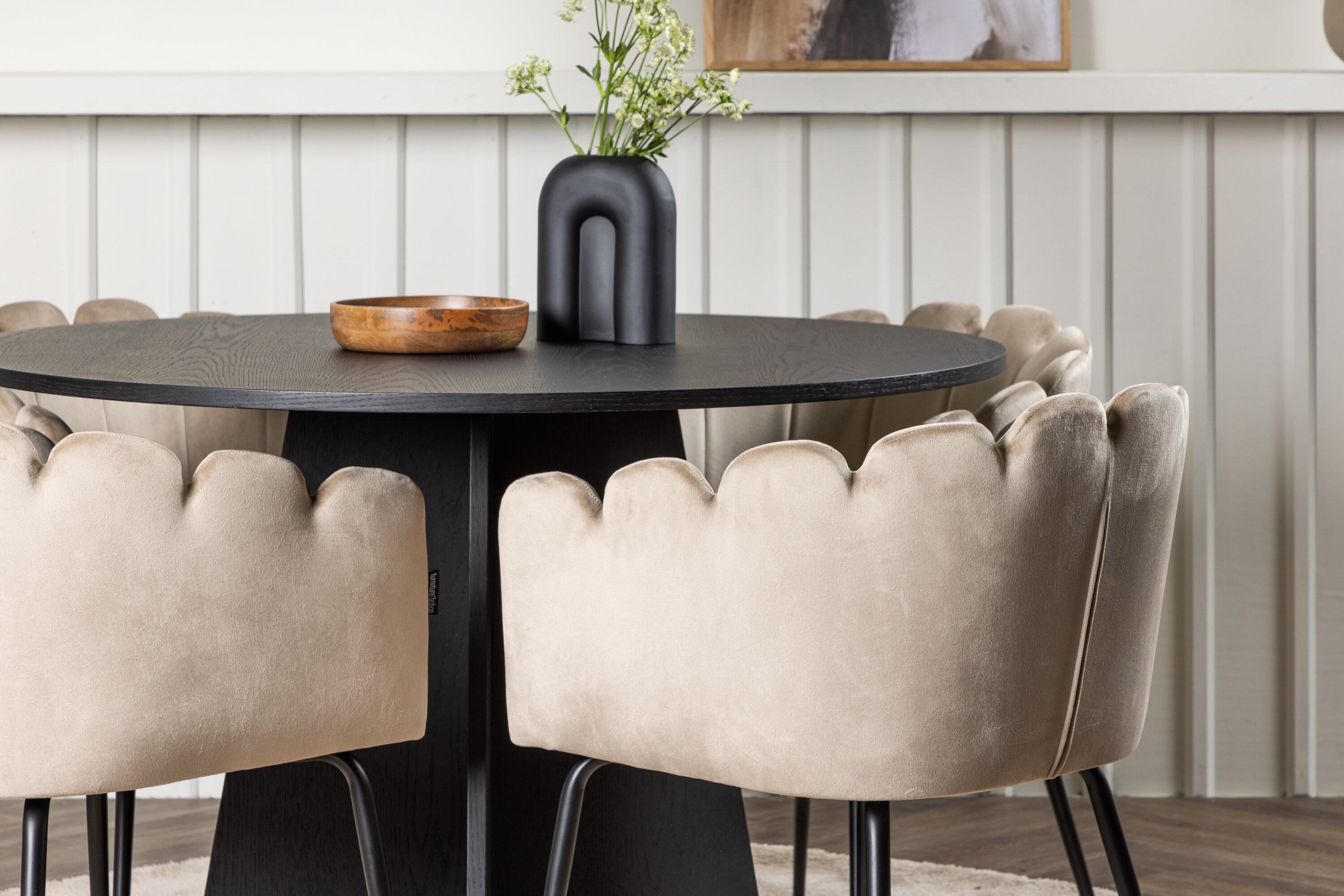 Bootcut, Limhamn ensemble repas rond noir, beige Table : ⌀110 Chaise : 51 x 76,5 x 46 cm en situation dans une pièce décorée