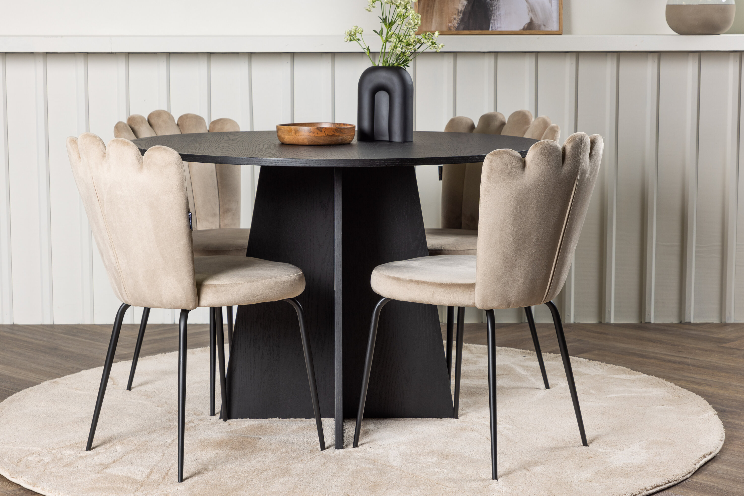 Bootcut, Limhamn ensemble repas rond noir, beige Table : ⌀110 Chaise : 42 x 82 x 44 cm en situation dans une pièce décorée