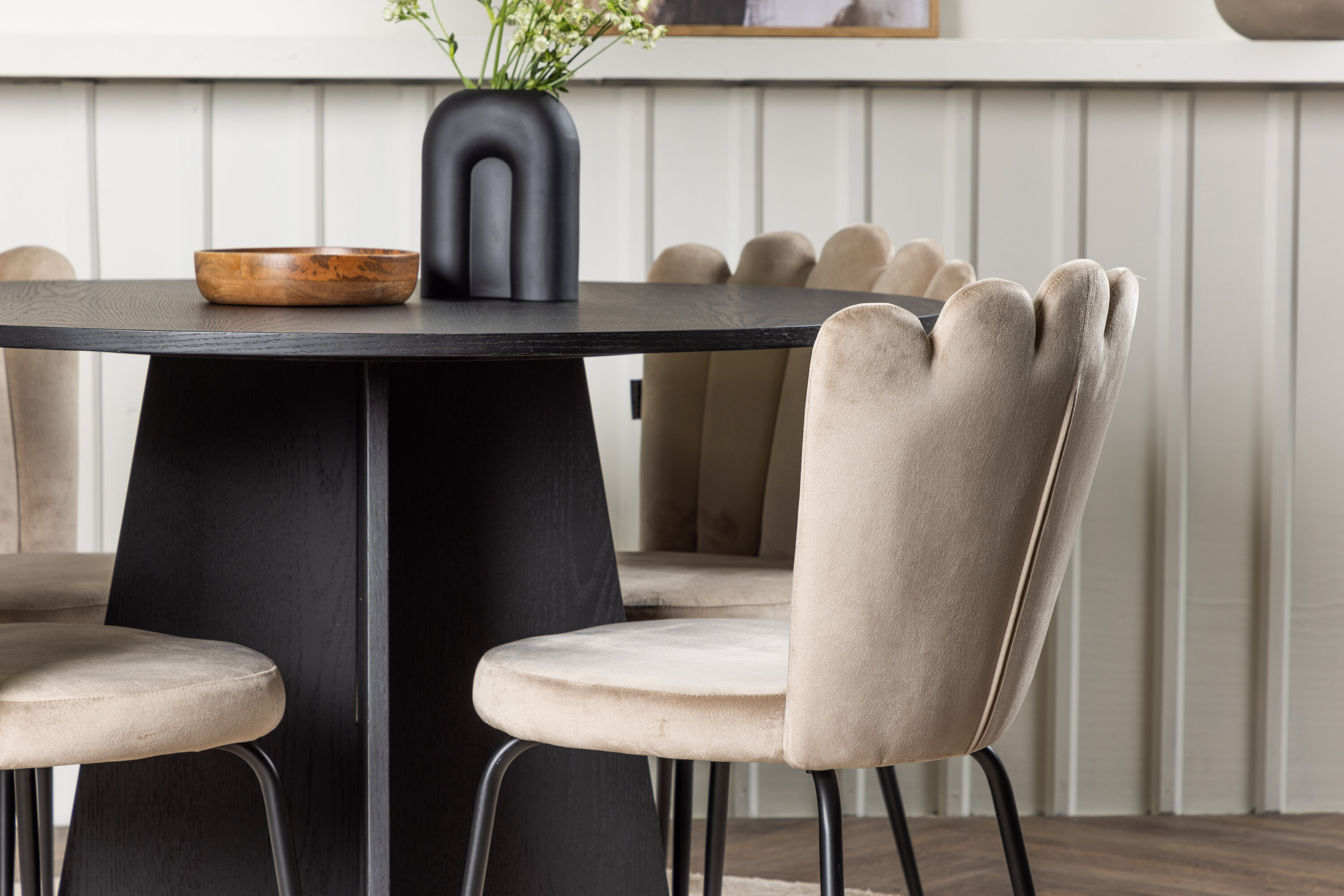 Bootcut, Limhamn ensemble repas rond noir, beige Table : ⌀110 Chaise : 42 x 82 x 44 cm en situation dans une pièce décorée
