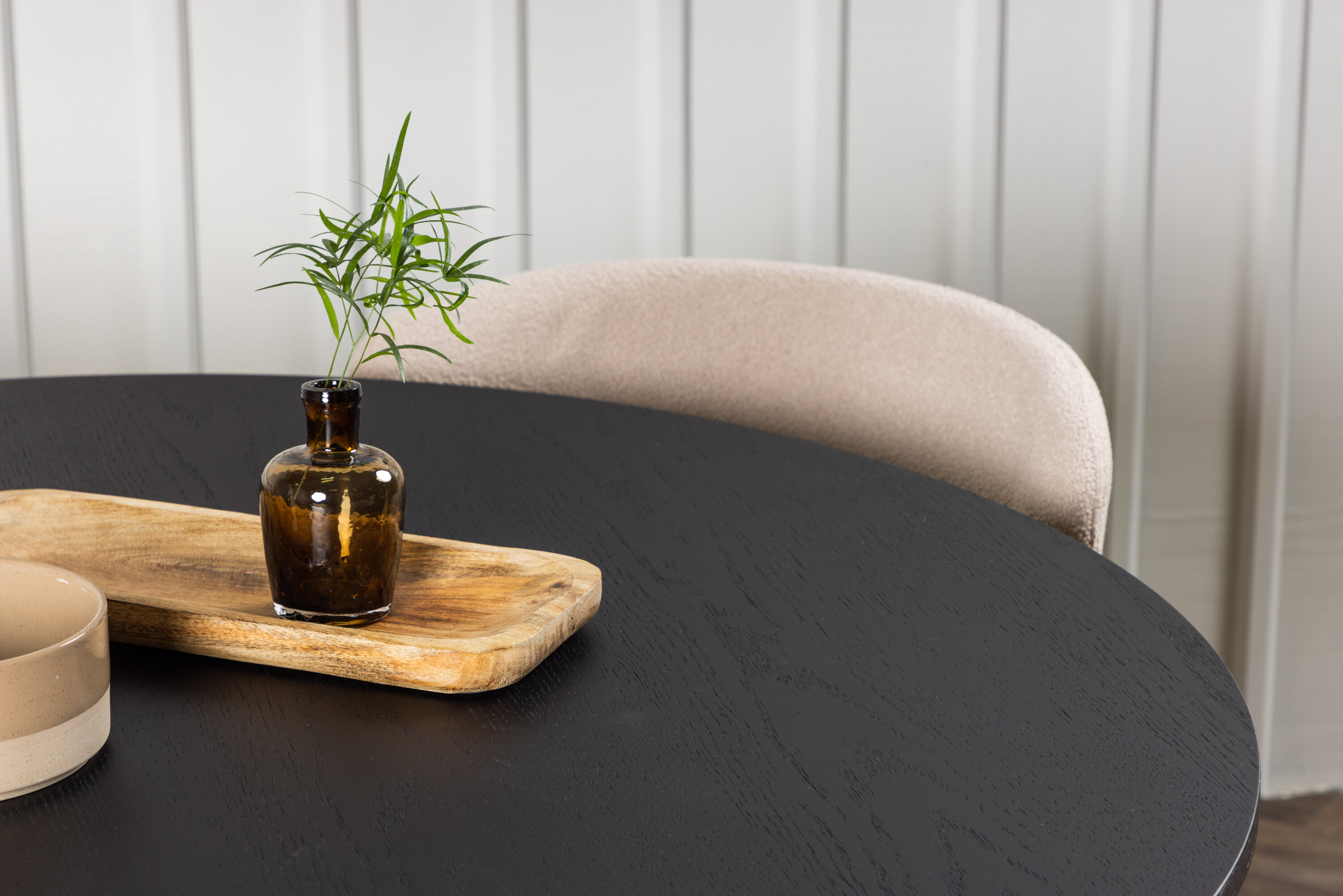 Bootcut, Modesto ensemble repas rond noir, beige Table : ⌀110 Chaise : 54 x 79,5 x 48 cm en situation dans une pièce décorée