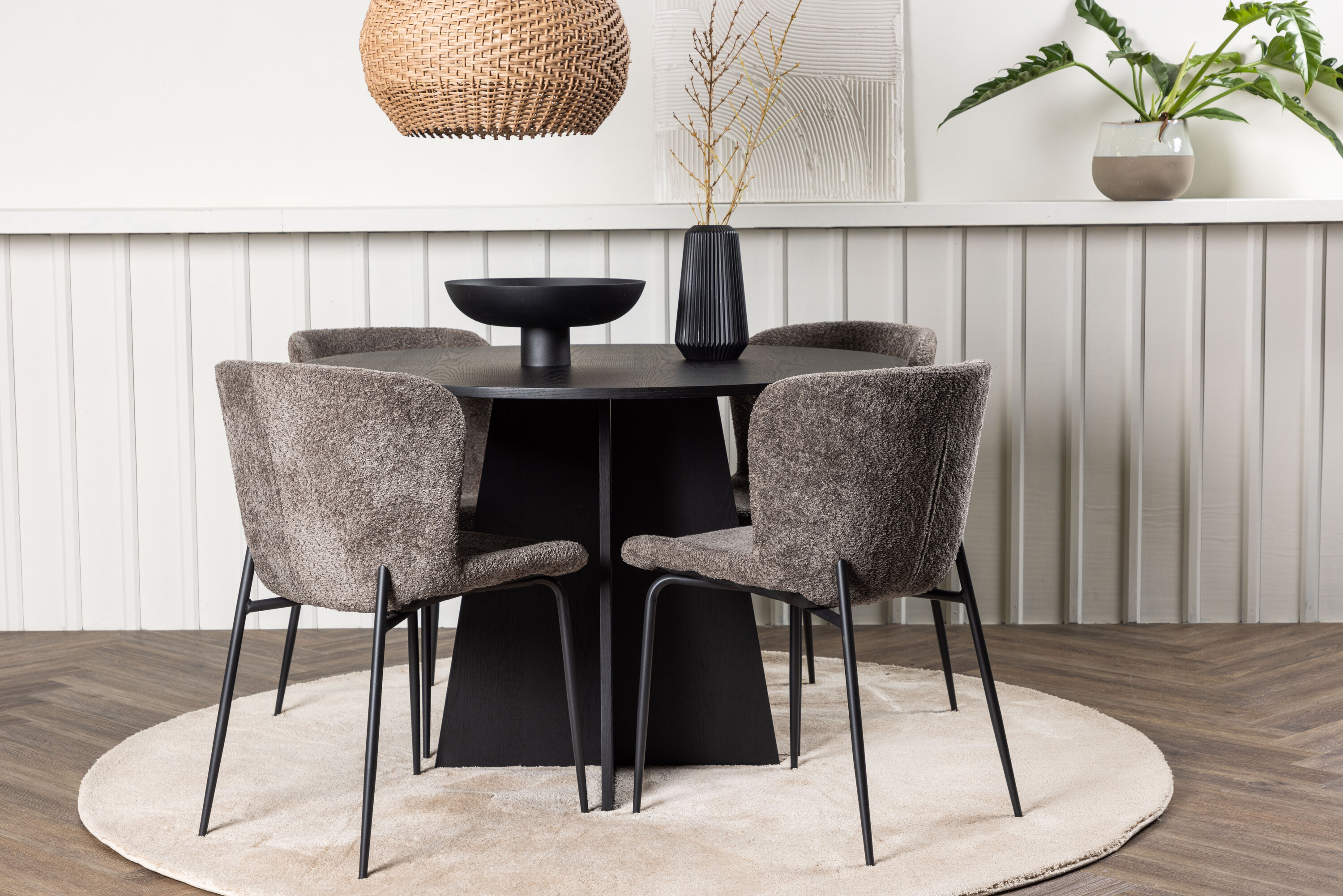 Bootcut, Modesto ensemble repas rond noir, marron Table : ⌀110 Chaise : 54 x 79,5 x 48 cm en situation dans une pièce décorée
