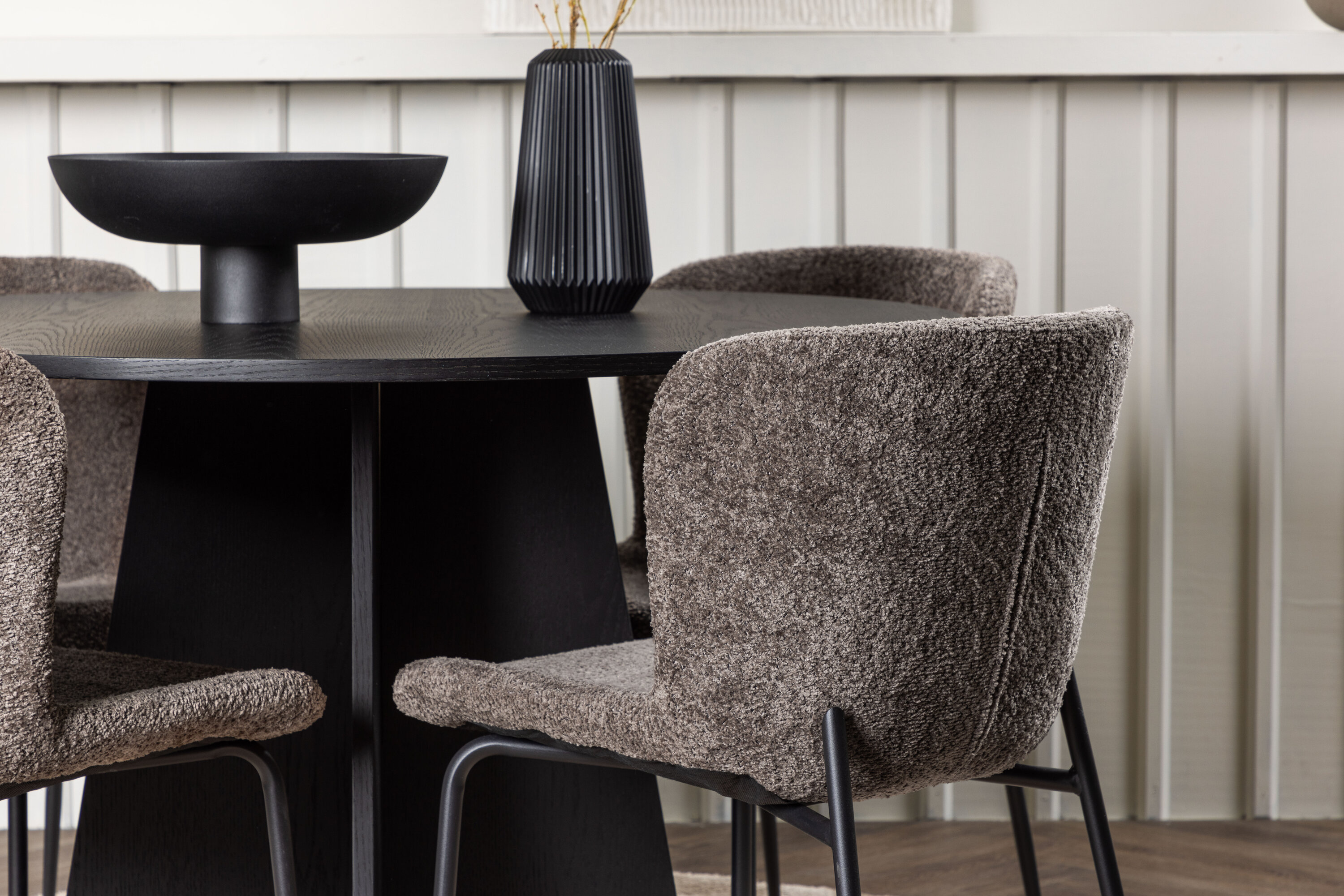 Bootcut, Modesto ensemble repas rond noir, marron Table : ⌀110 Chaise : 54 x 79,5 x 48 cm en situation dans une pièce décorée