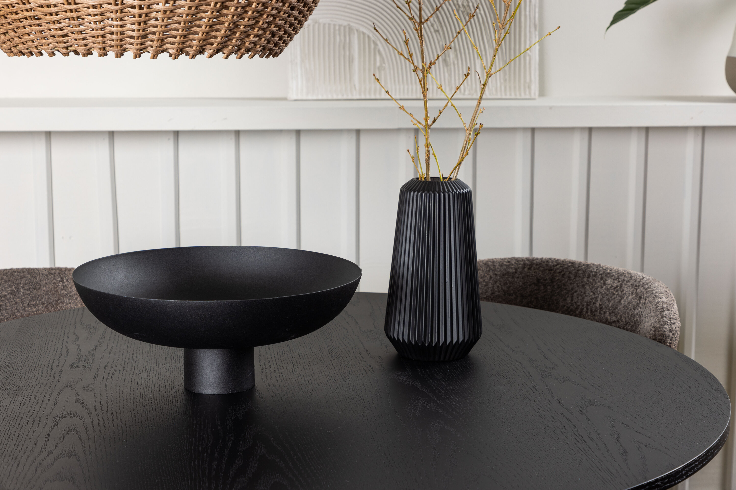 Bootcut, Modesto ensemble repas rond noir, marron Table : ⌀110 Chaise : 54 x 79,5 x 48 cm en situation dans une pièce décorée