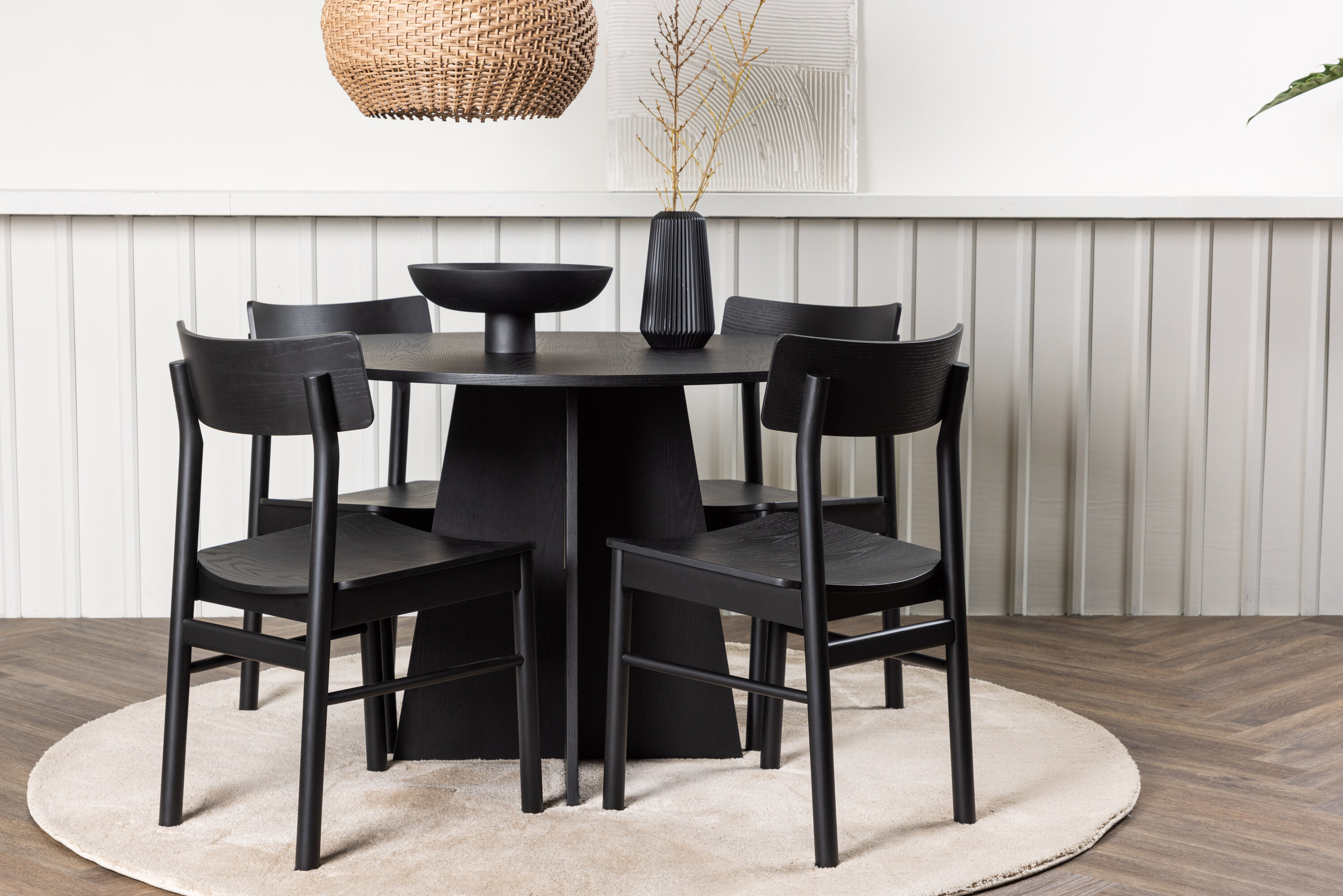 Bootcut, Montros ensemble repas rond noir 110 x 110 cm en situation dans une pièce décorée